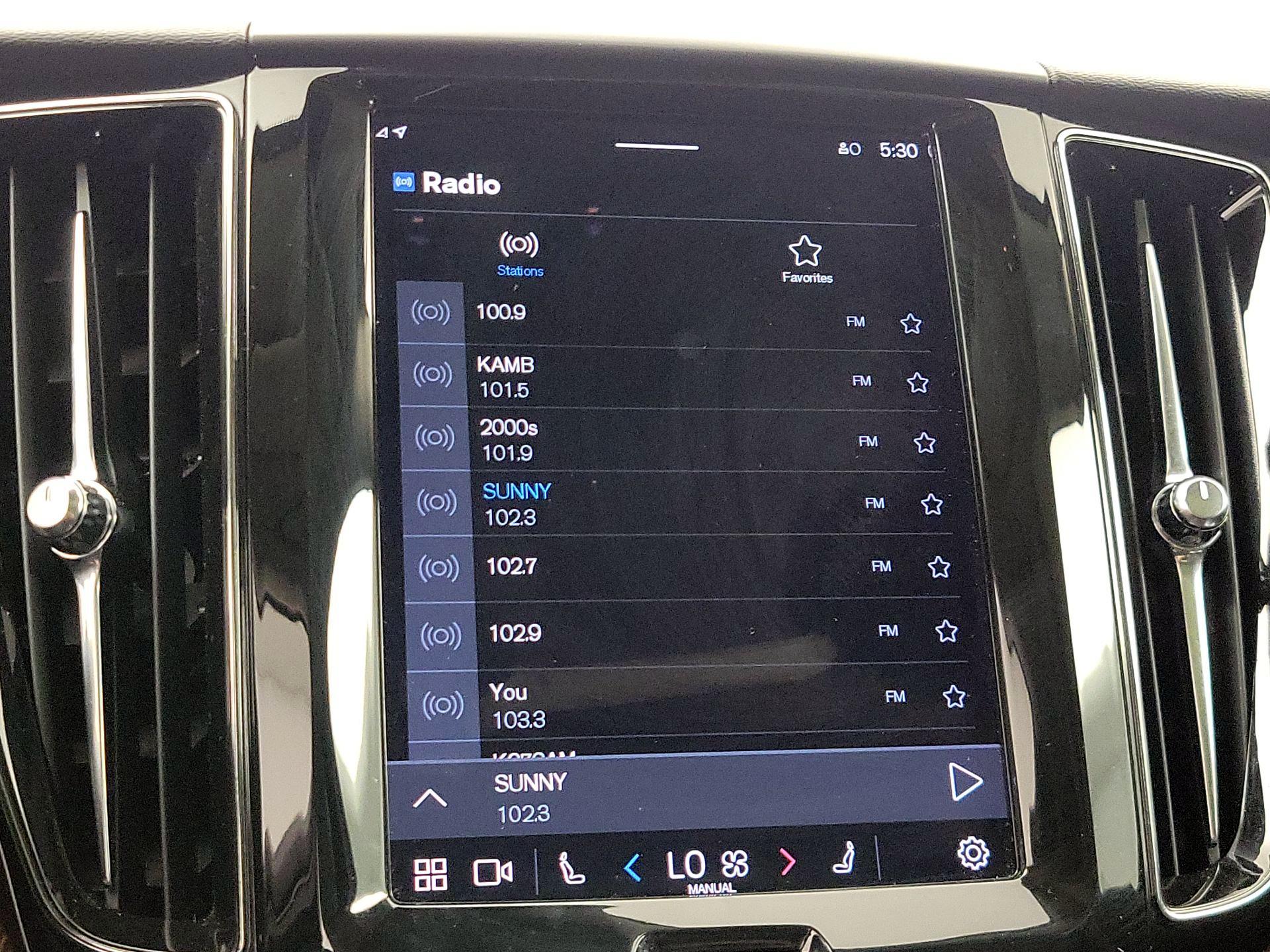 Thumbnail: 2022 Volvo XC60 - 15