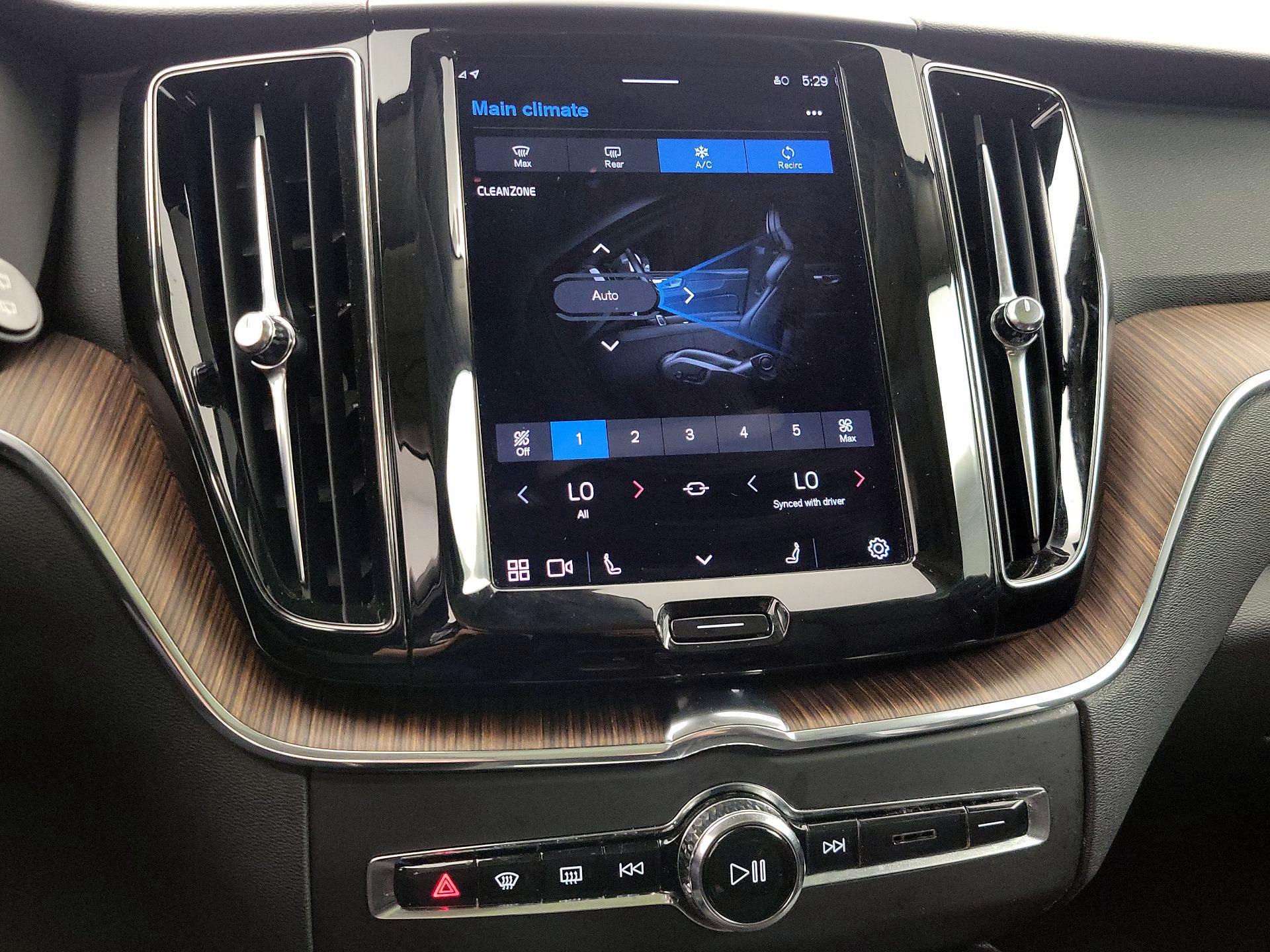 Thumbnail: 2022 Volvo XC60 - 16