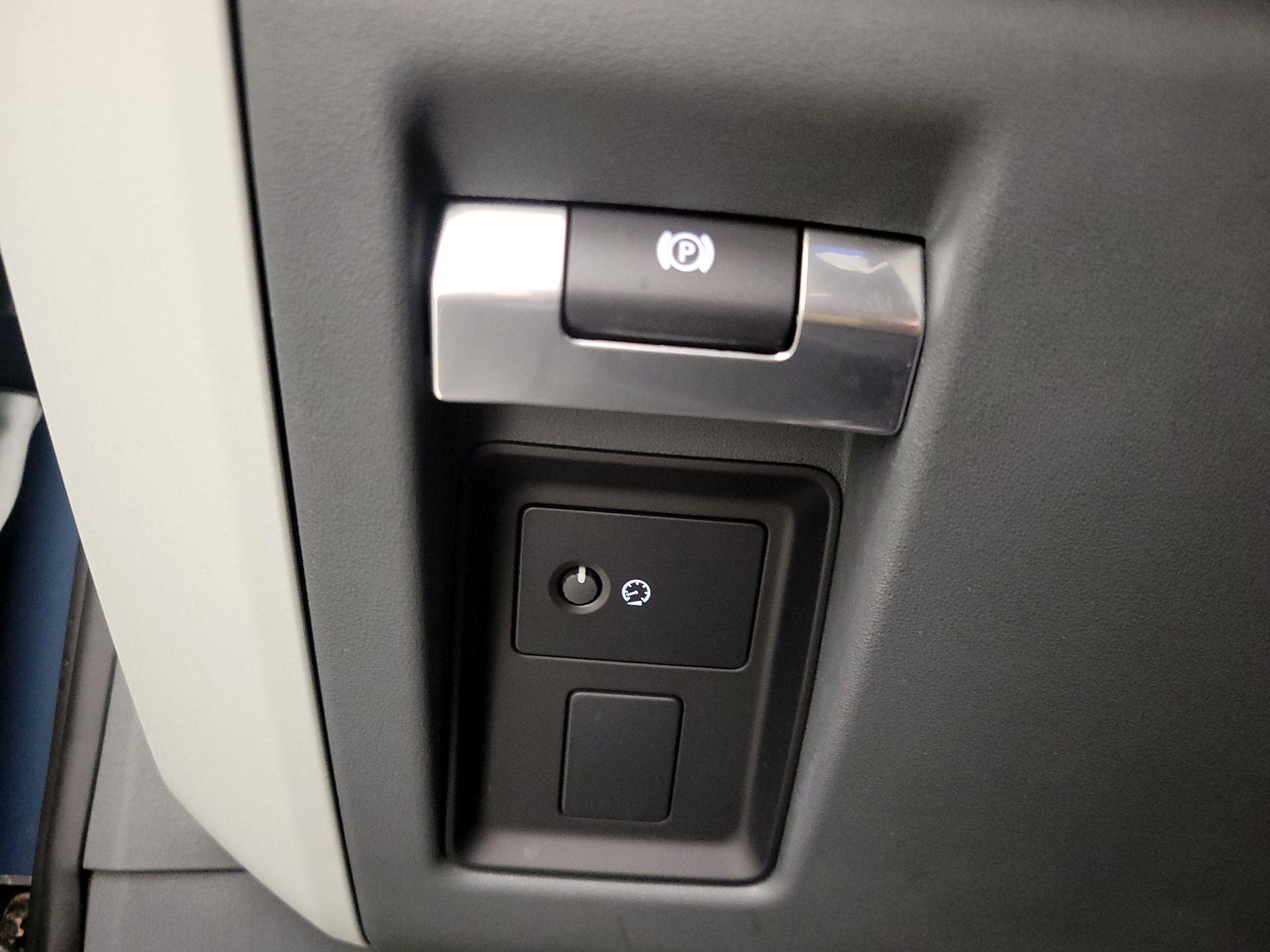 Thumbnail: 2020 Land Rover Defender - 13