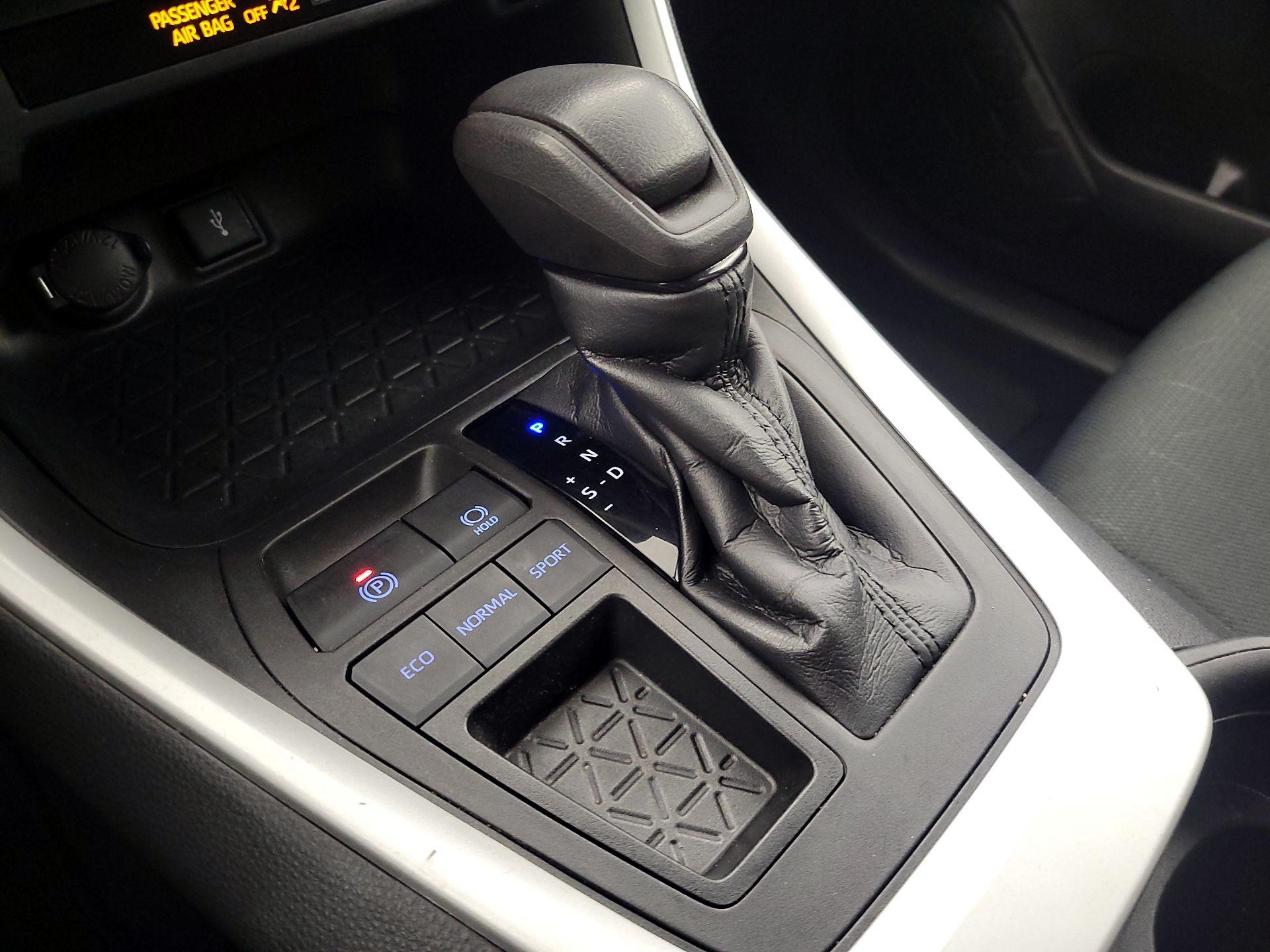 Thumbnail: 2021 Toyota RAV4 - 17