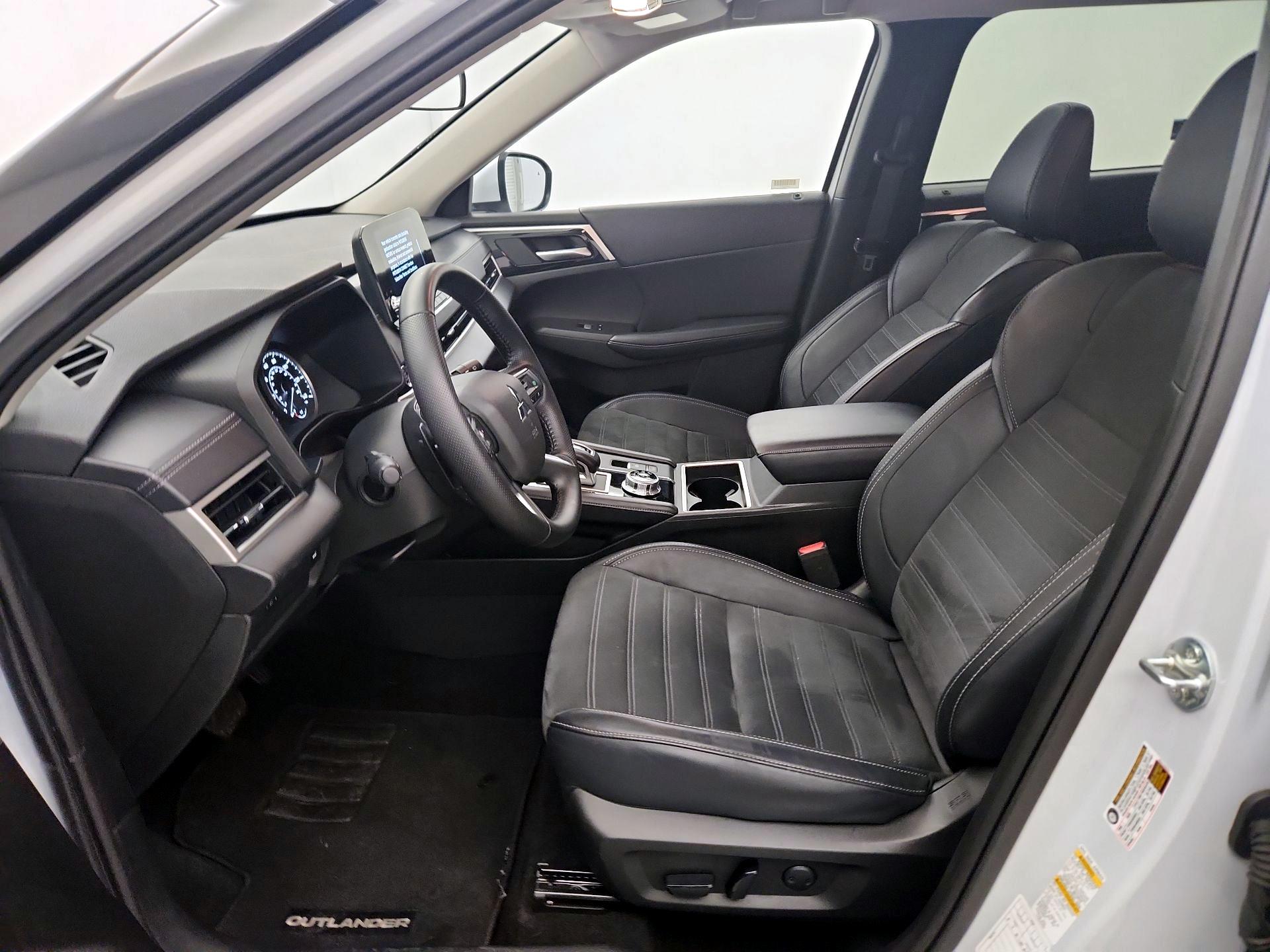 Thumbnail: 2024 Mitsubishi Outlander - 11