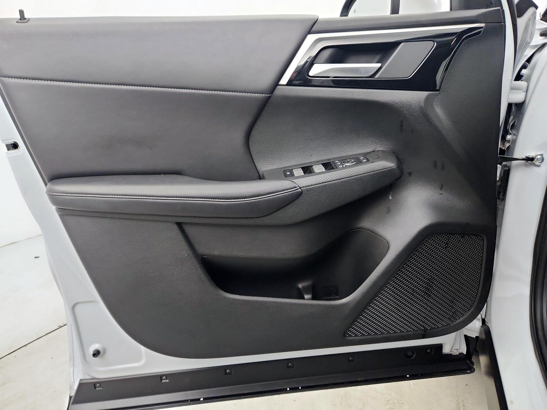 Thumbnail: 2024 Mitsubishi Outlander - 12