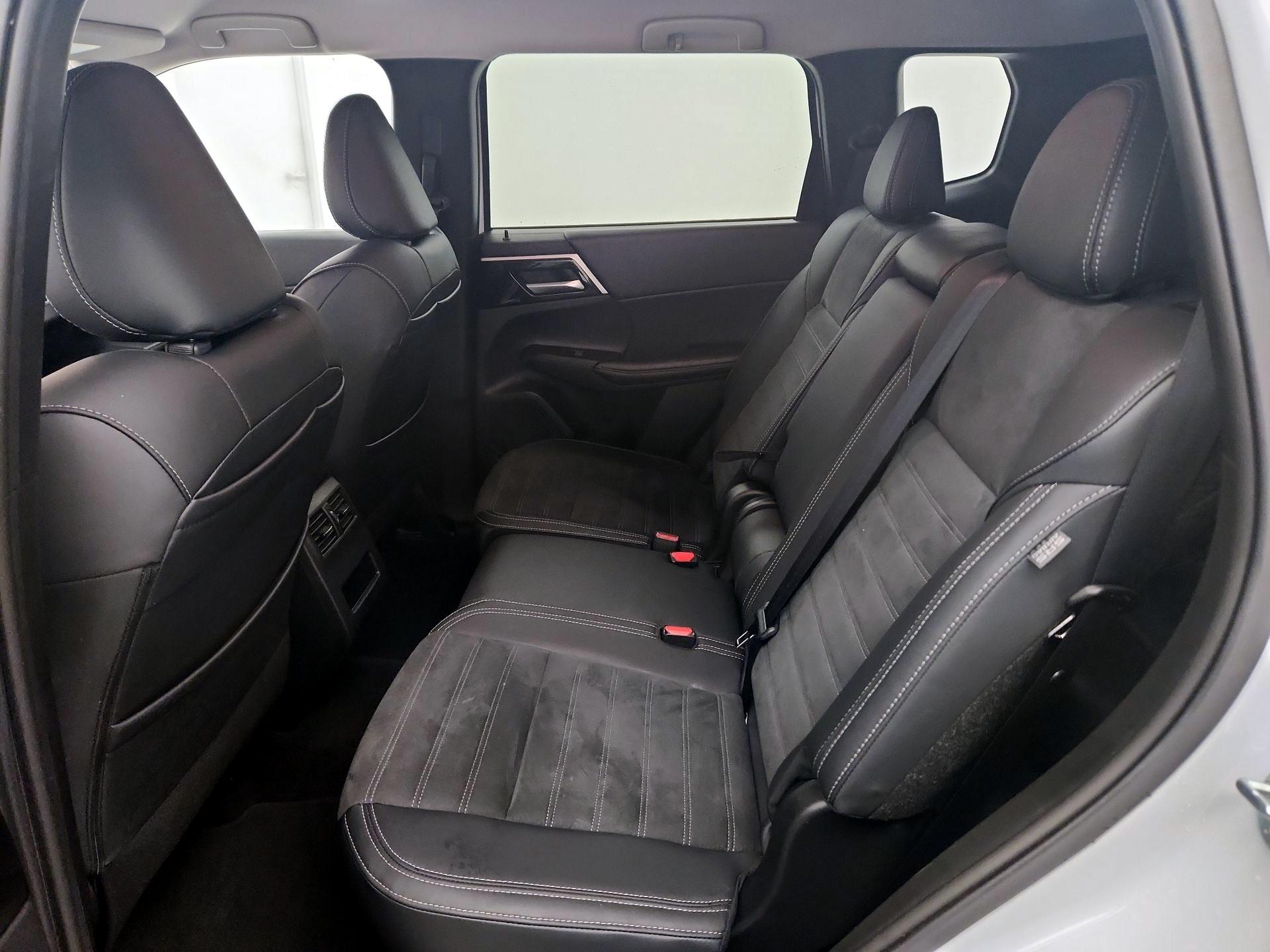 Thumbnail: 2024 Mitsubishi Outlander - 20