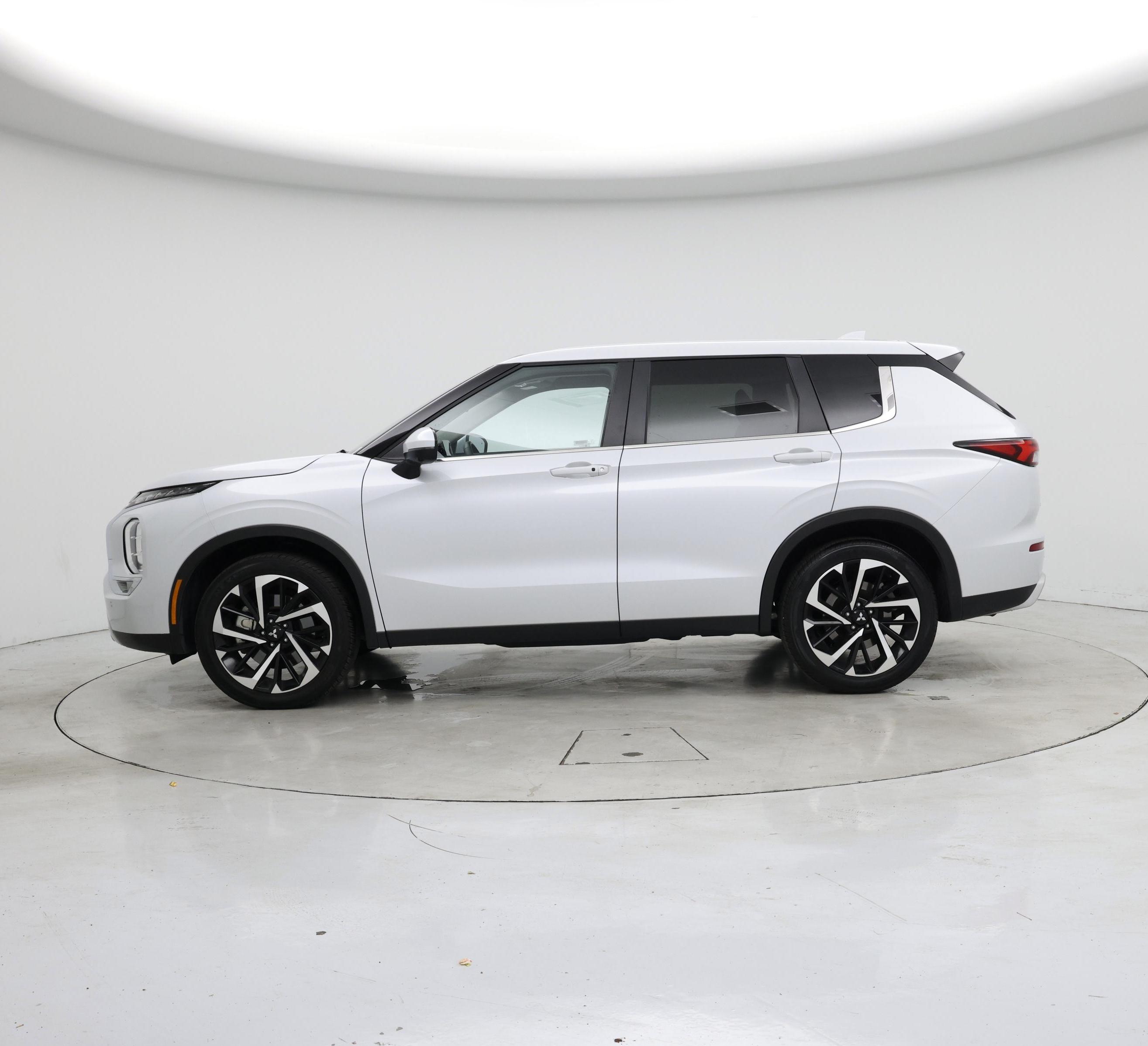Thumbnail: 2024 Mitsubishi Outlander - 3