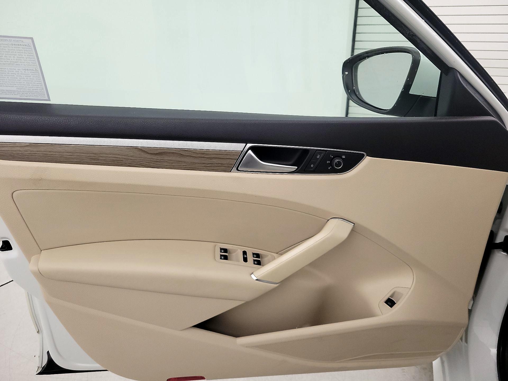 Thumbnail: 2016 Volkswagen Passat - 12