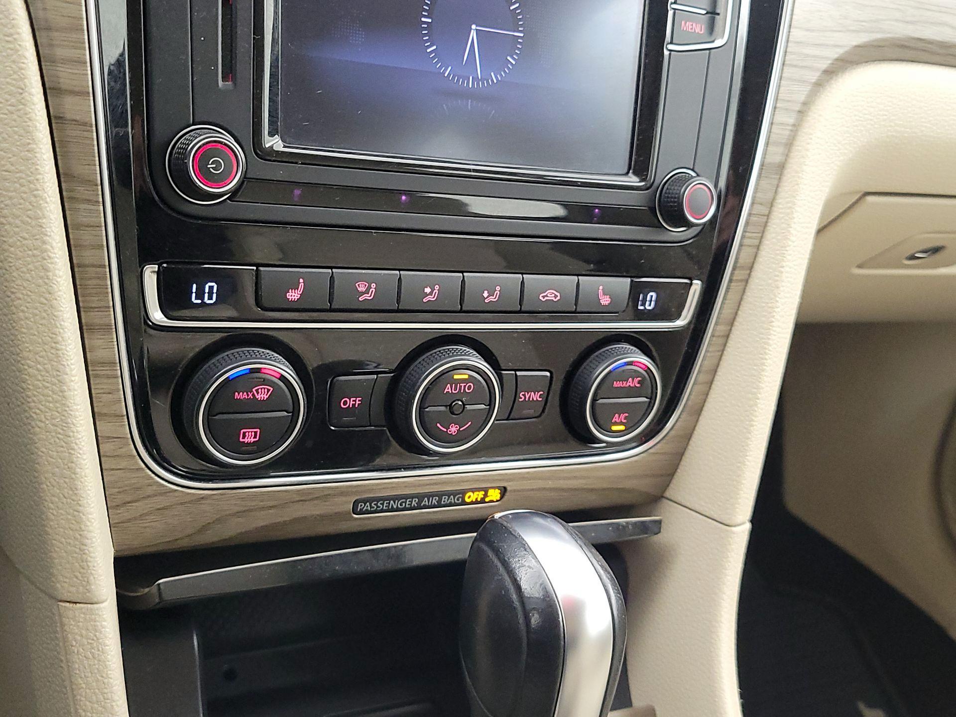 Thumbnail: 2016 Volkswagen Passat - 16