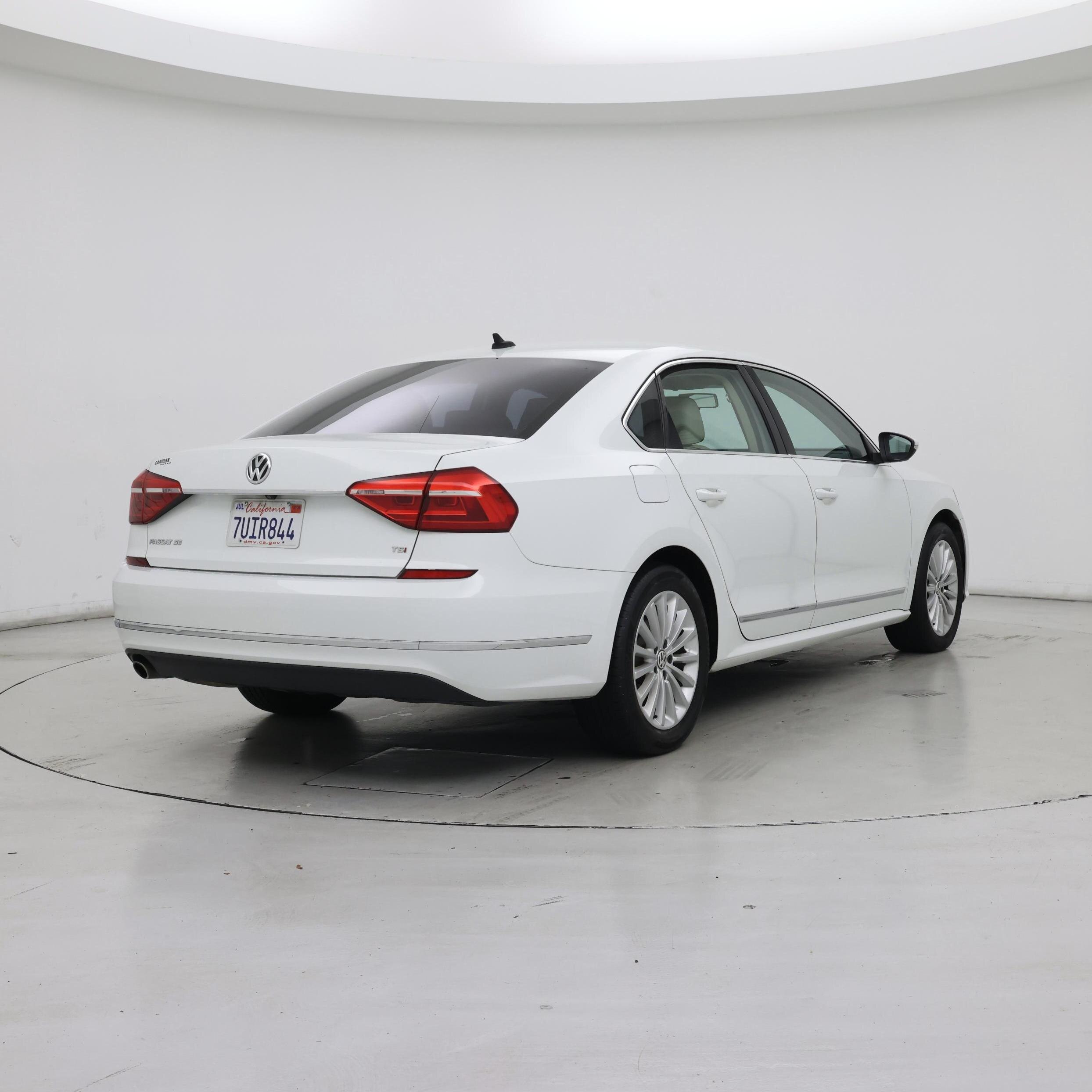 Thumbnail: 2016 Volkswagen Passat - 8