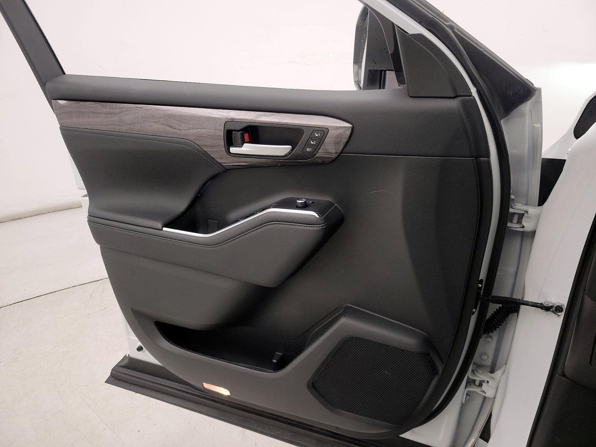 Thumbnail: 2023 Toyota Highlander - 12