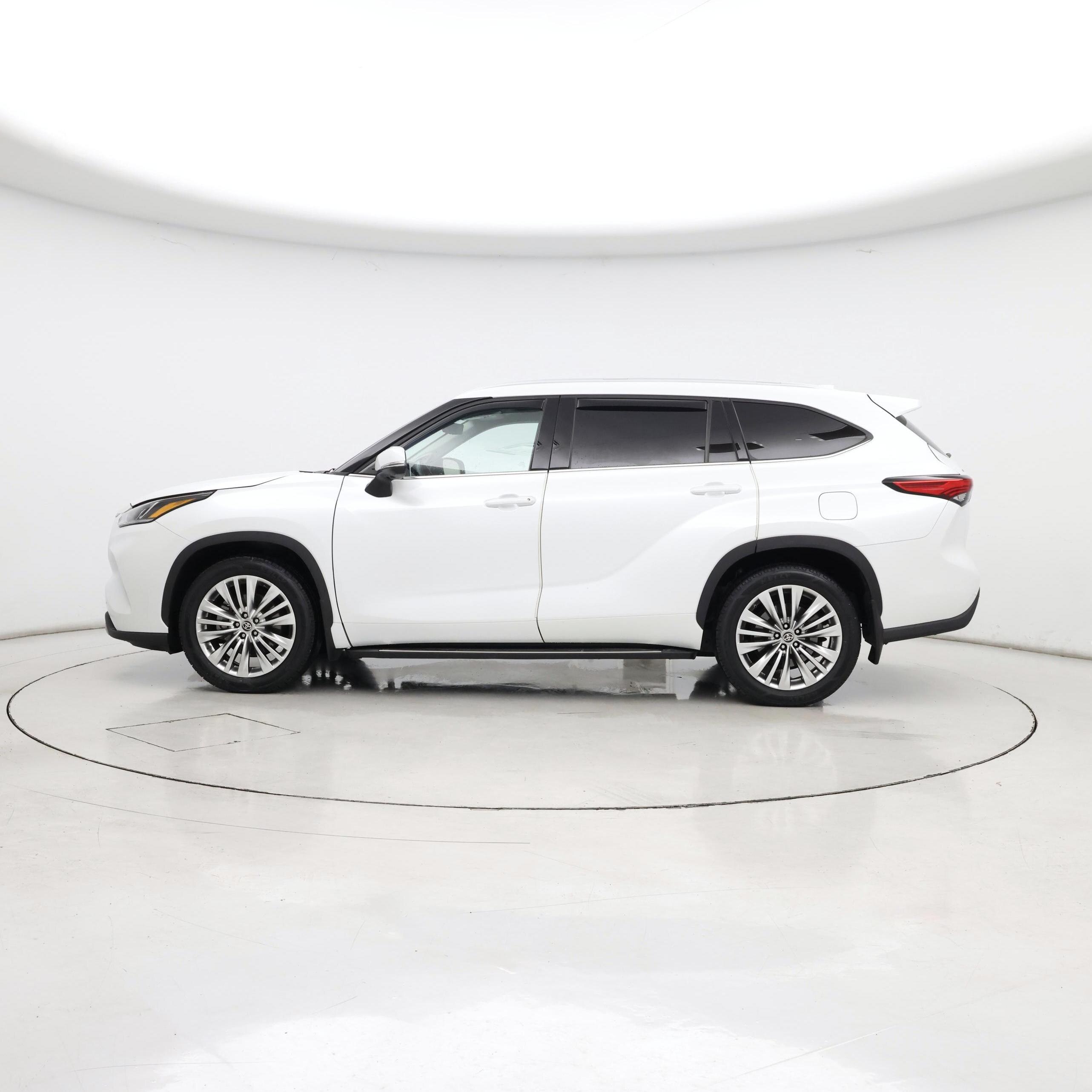 Thumbnail: 2023 Toyota Highlander - 3