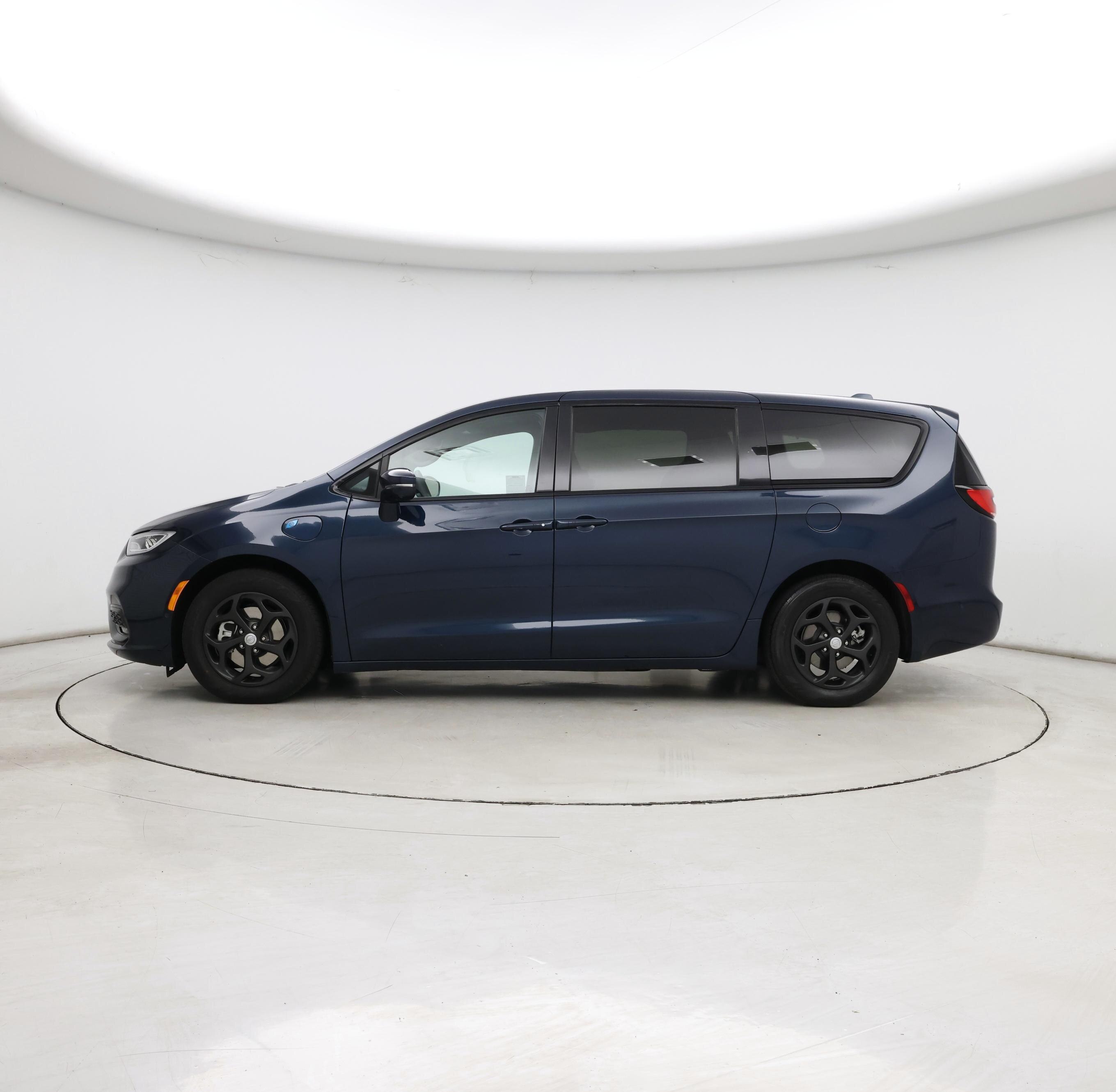 Thumbnail: 2022 Chrysler Pacifica - 3