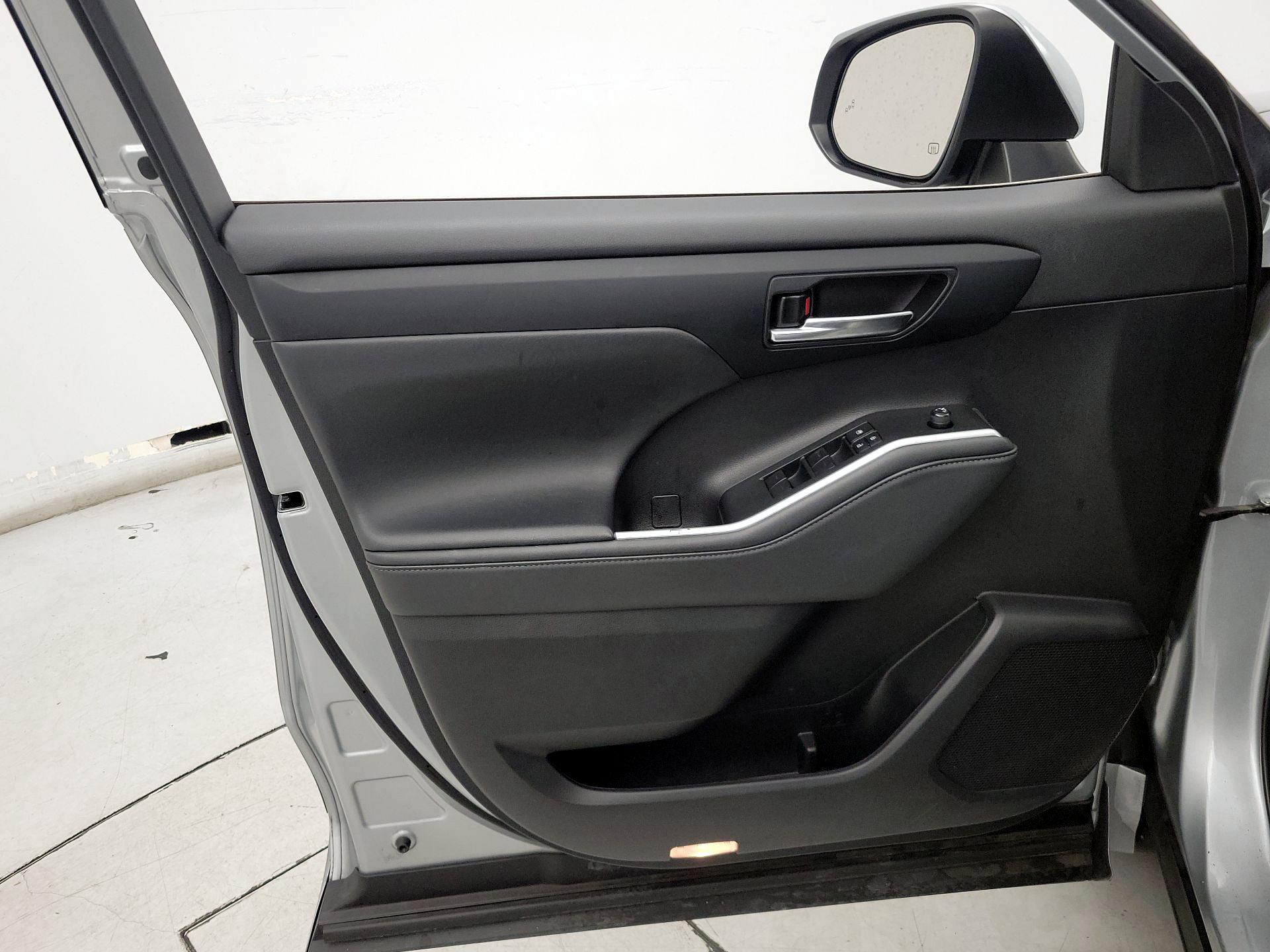 Thumbnail: 2022 Toyota Highlander - 12