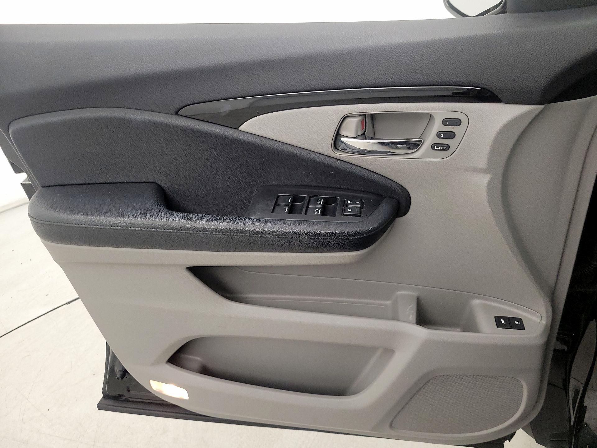 Thumbnail: 2017 Honda Pilot - 12