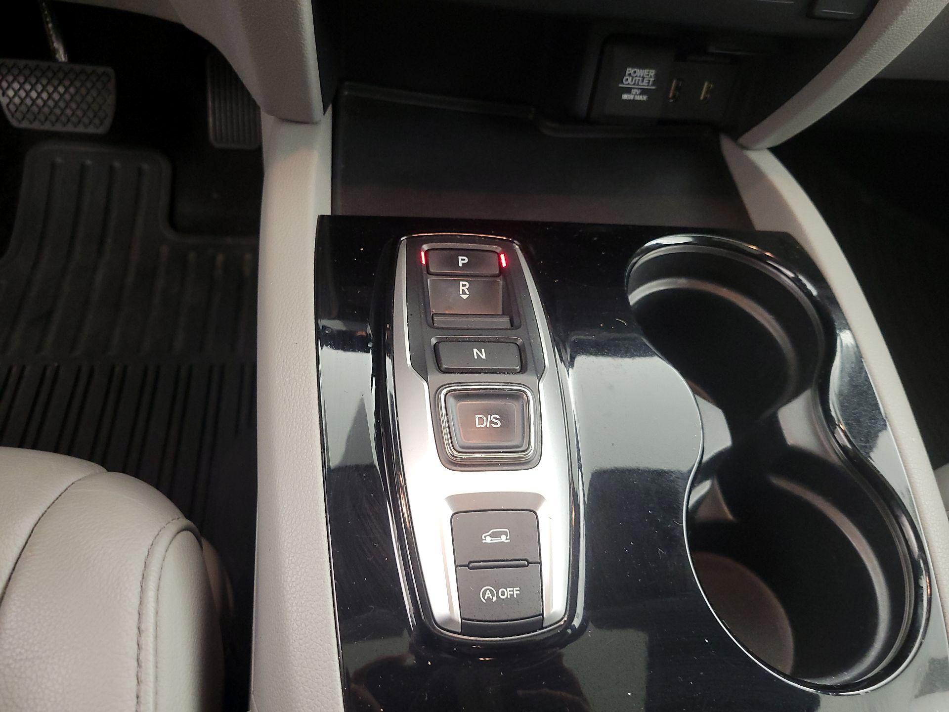 Thumbnail: 2017 Honda Pilot - 18