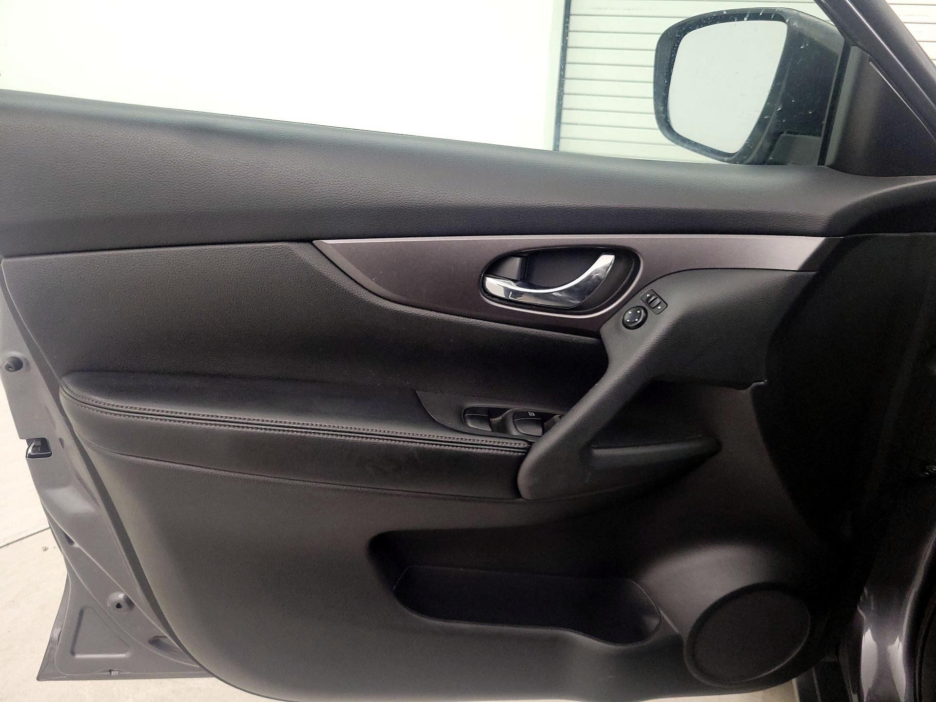 Thumbnail: 2016 Nissan Rogue - 12