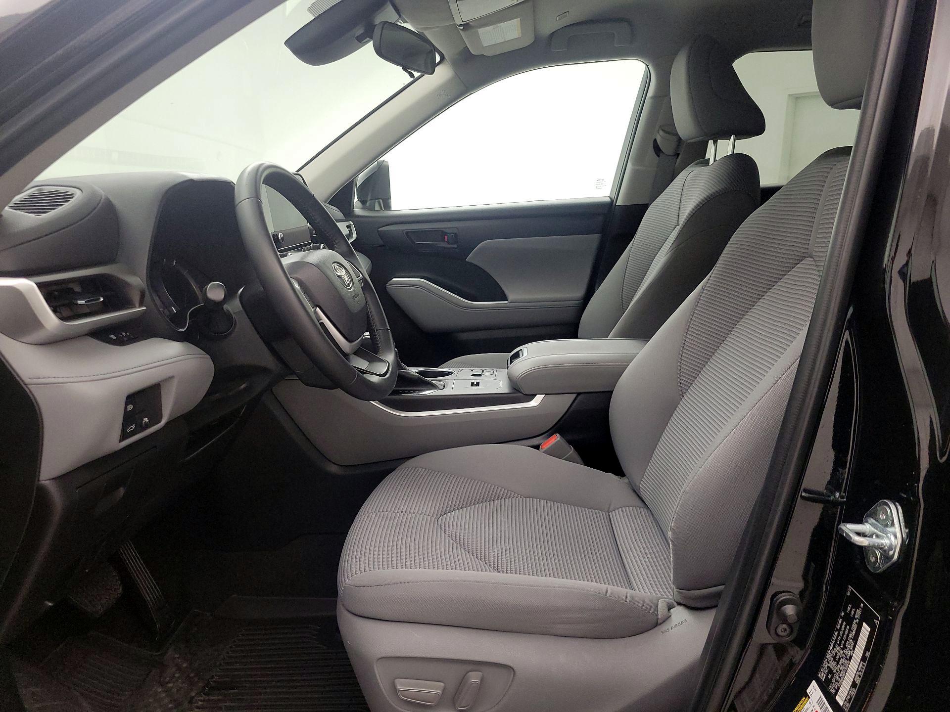 Thumbnail: 2023 Toyota Highlander - 11