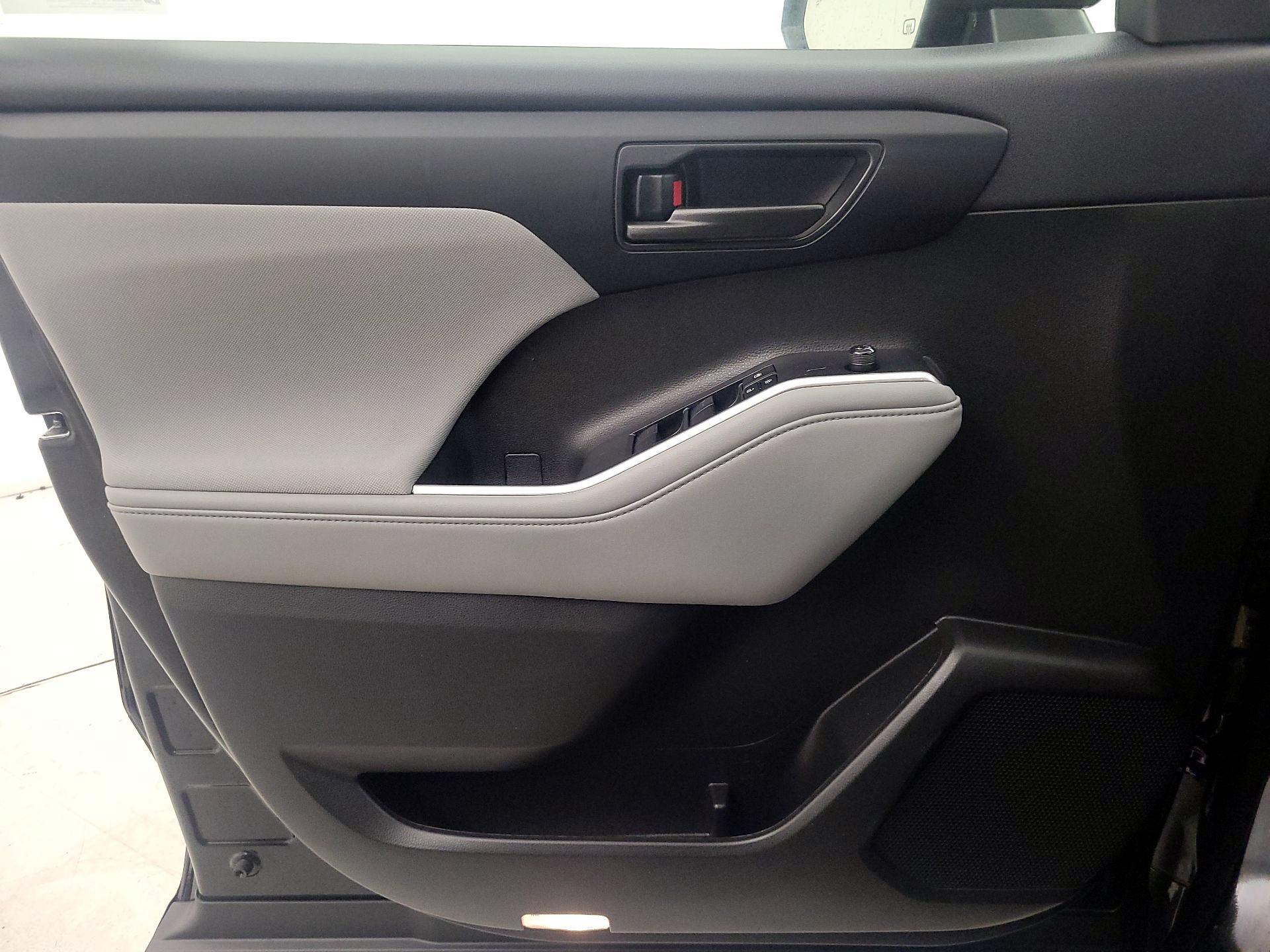 Thumbnail: 2023 Toyota Highlander - 12