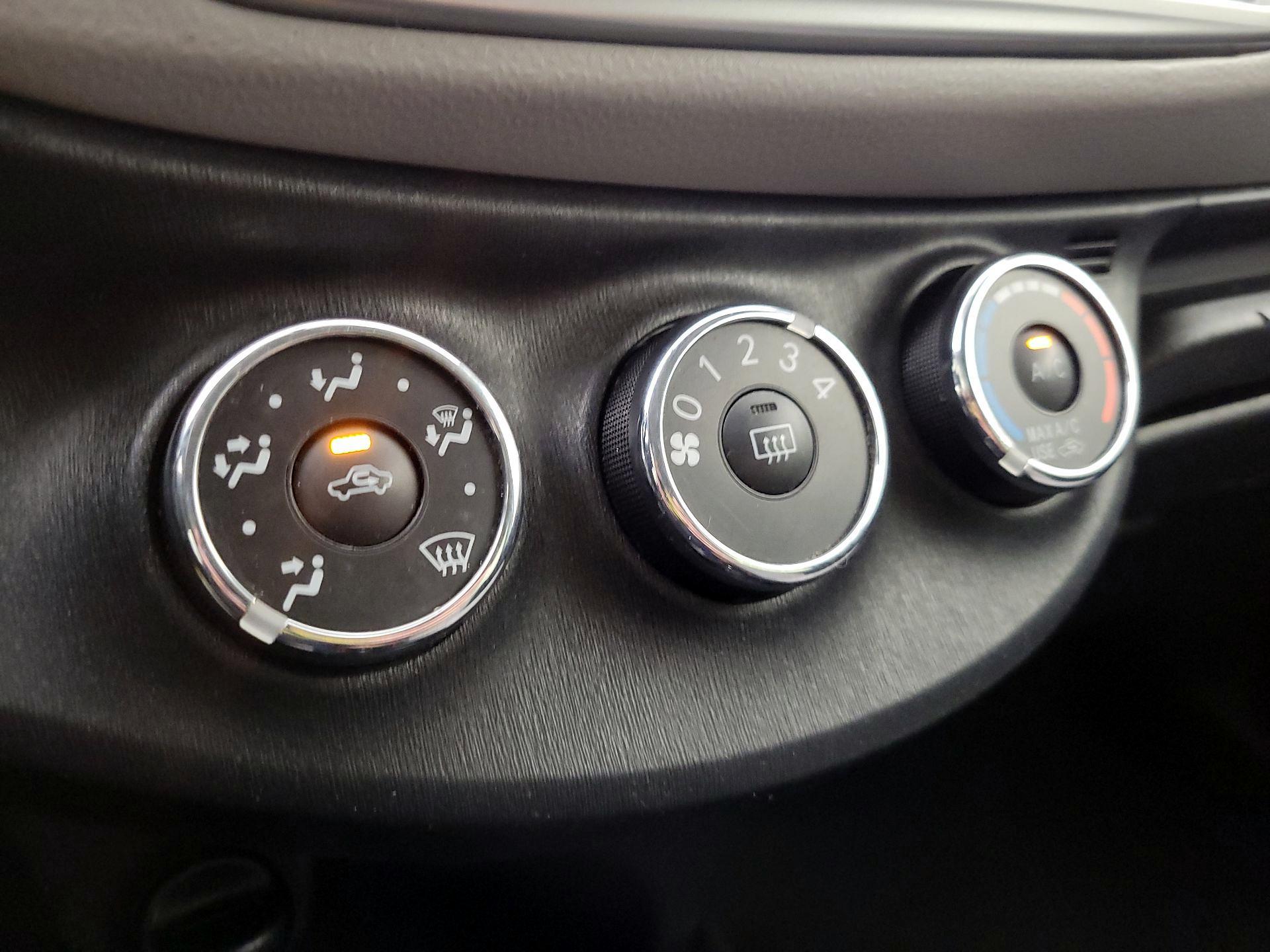 Thumbnail: 2014 Toyota Yaris - 15