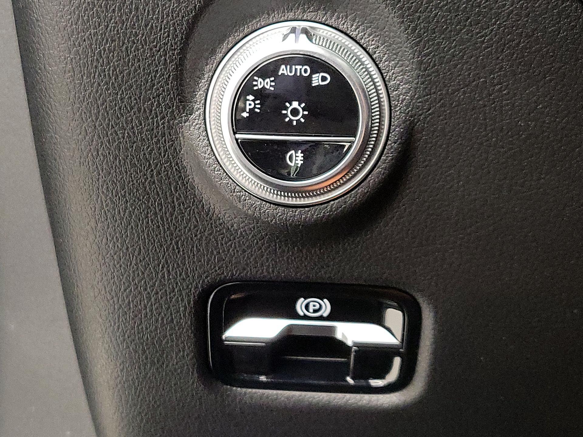 Thumbnail: 2024 Mercedes-Benz C-Class - 13