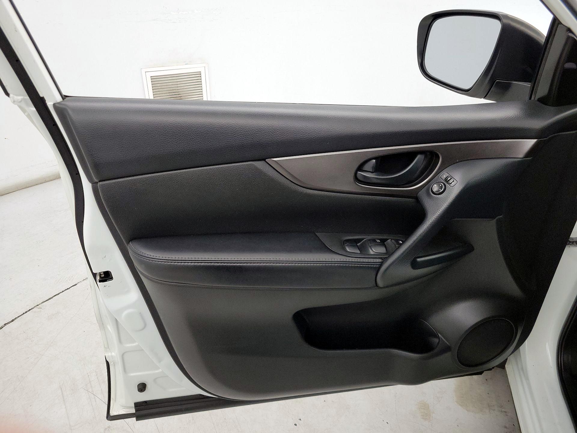 Thumbnail: 2020 Nissan Rogue Sport - 12