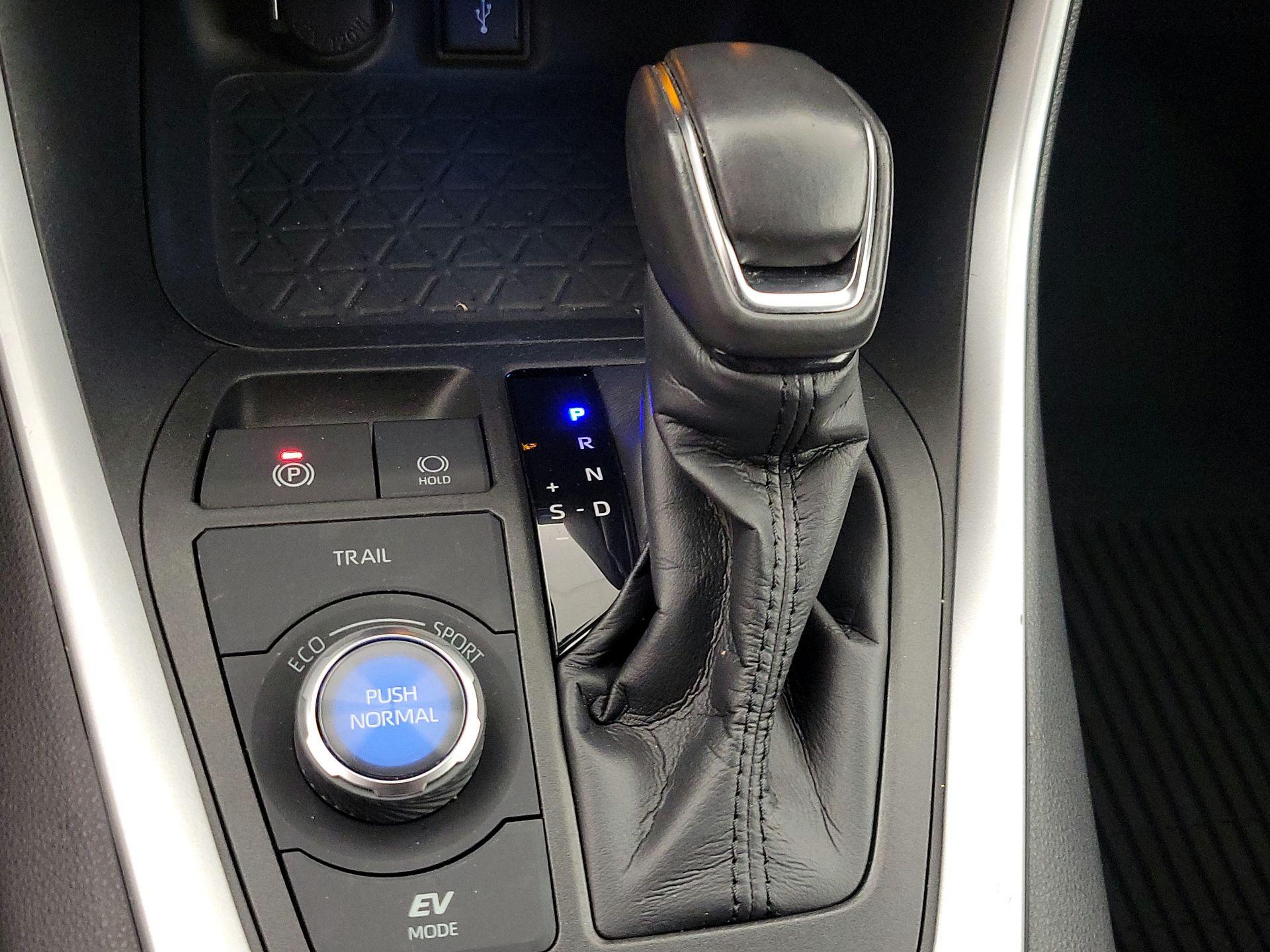 Thumbnail: 2021 Toyota RAV4 - 17