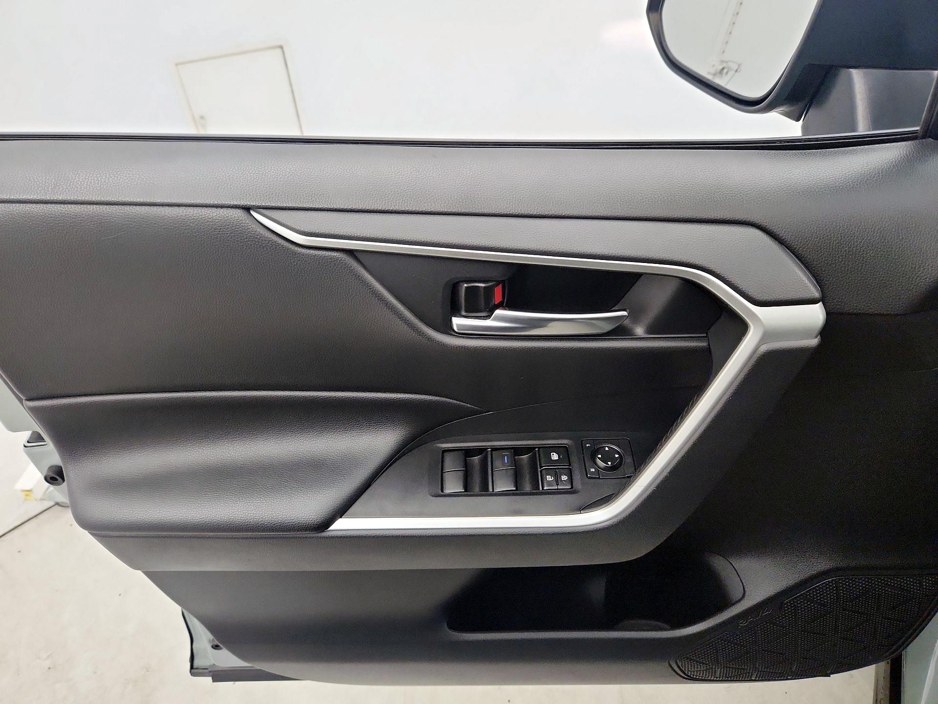 Thumbnail: 2020 Toyota RAV4 - 12