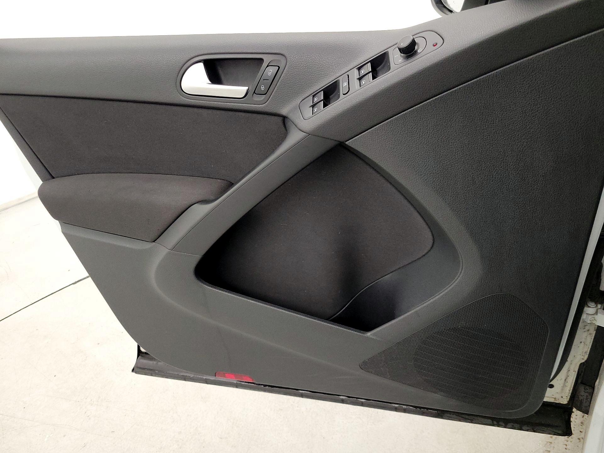 Thumbnail: 2015 Volkswagen Tiguan - 12