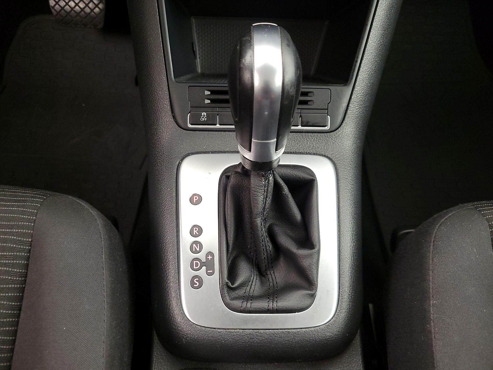 Thumbnail: 2015 Volkswagen Tiguan - 16