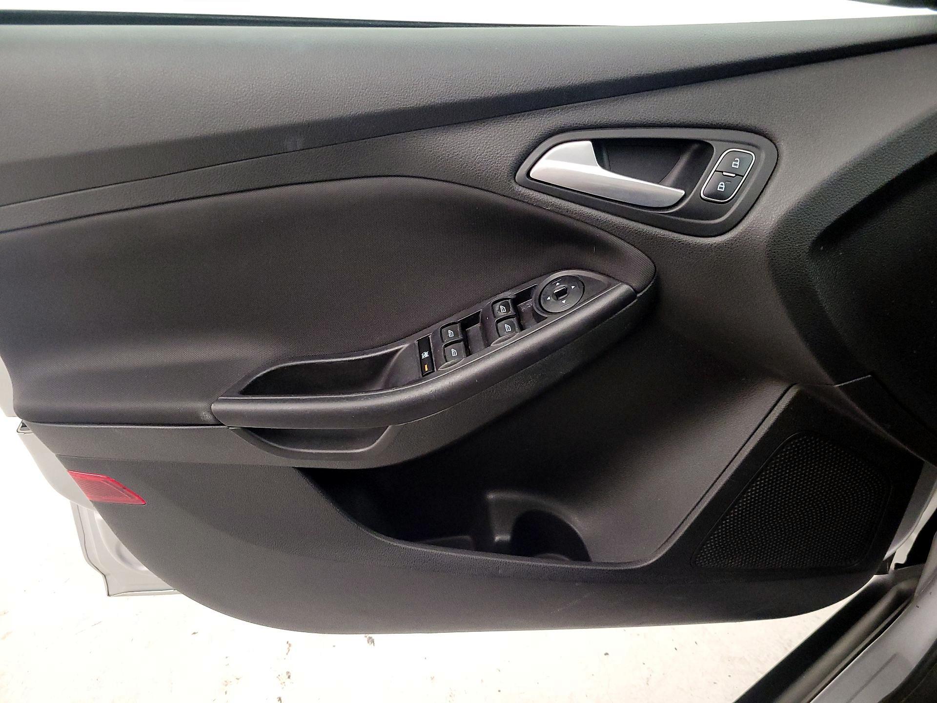 Thumbnail: 2015 Ford Focus - 12