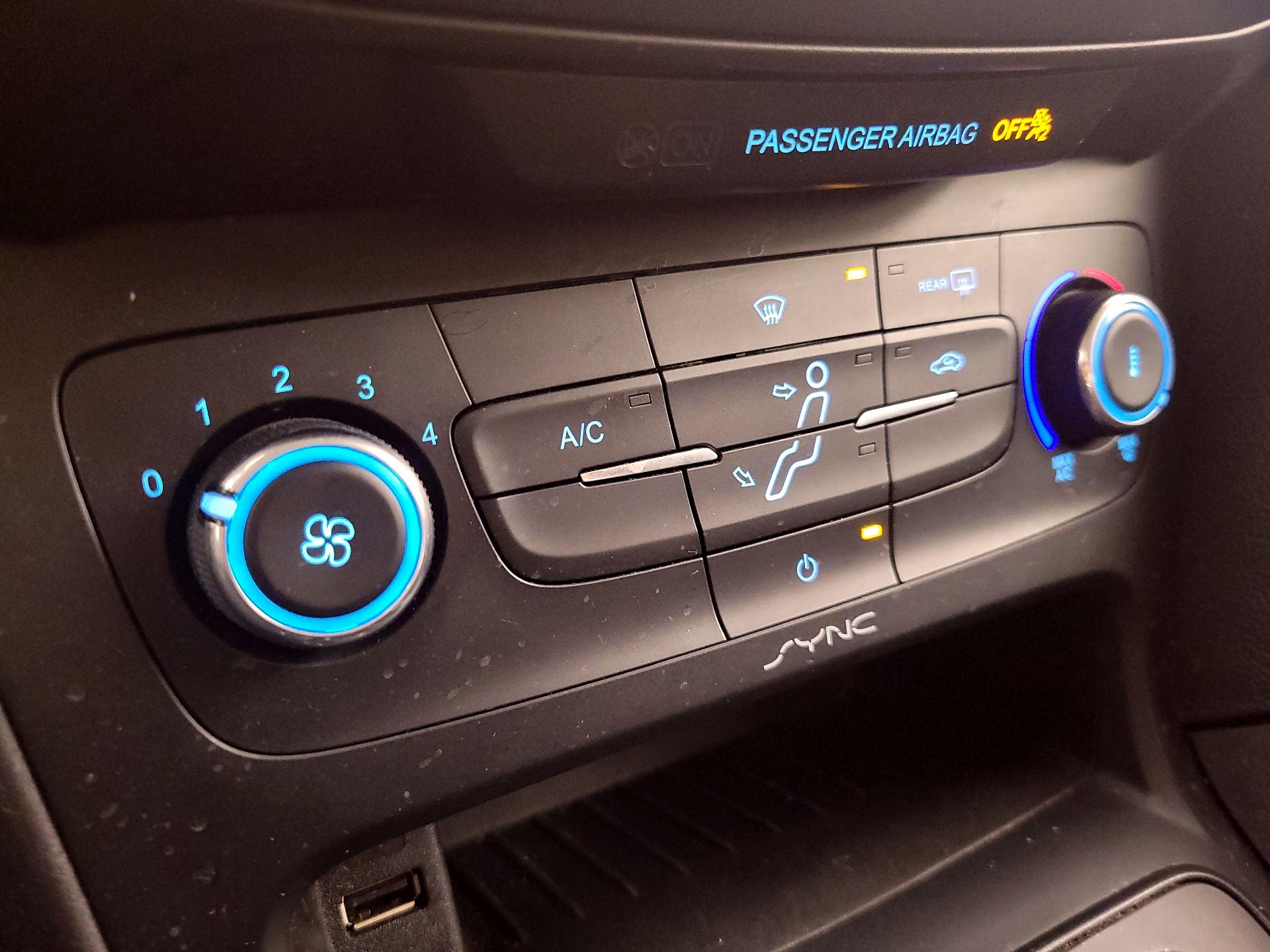 Thumbnail: 2015 Ford Focus - 16