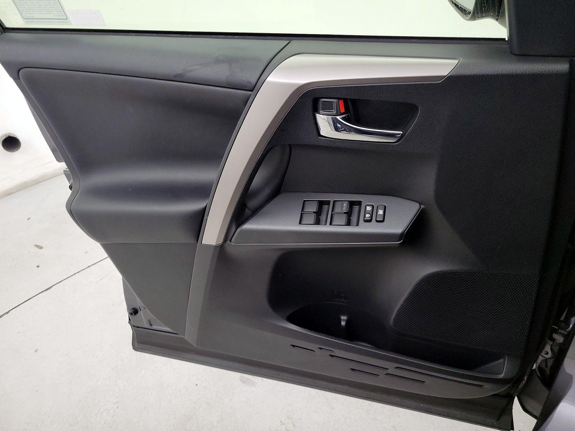 Thumbnail: 2018 Toyota RAV4 - 12