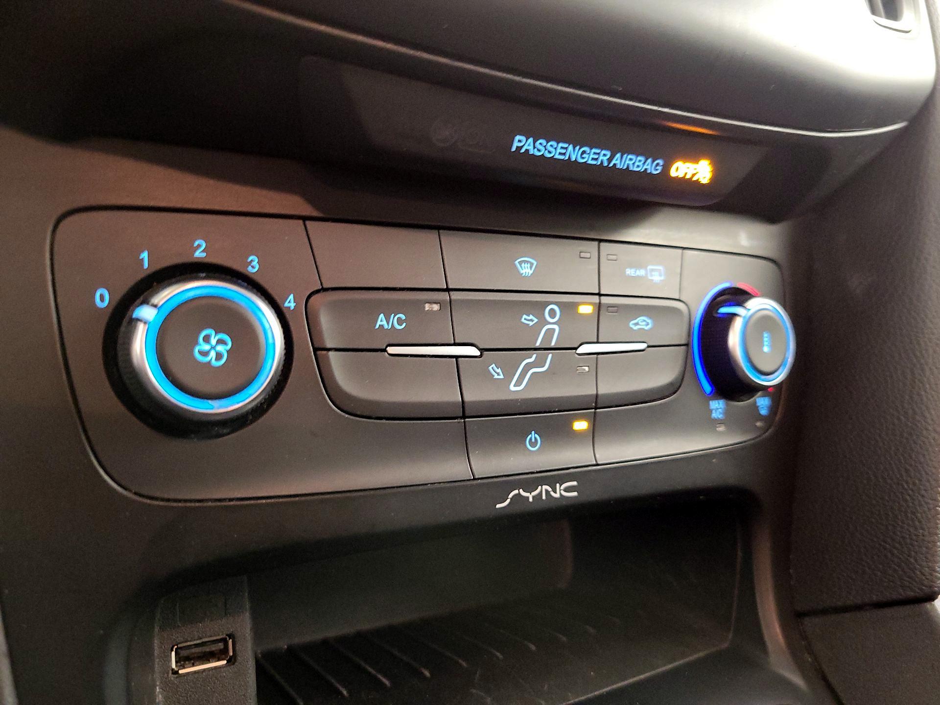 Thumbnail: 2015 Ford Focus - 16