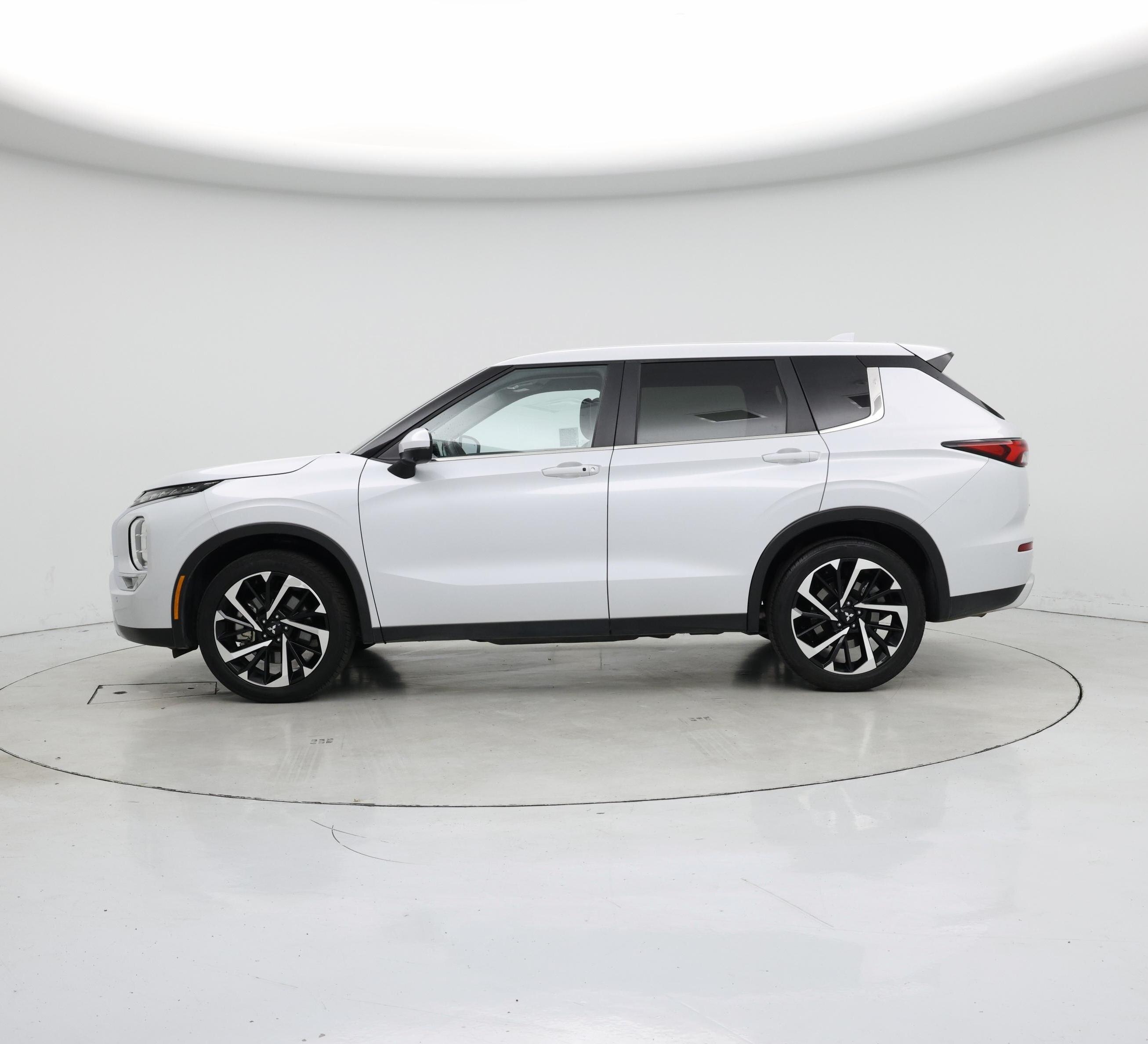 Thumbnail: 2024 Mitsubishi Outlander - 3
