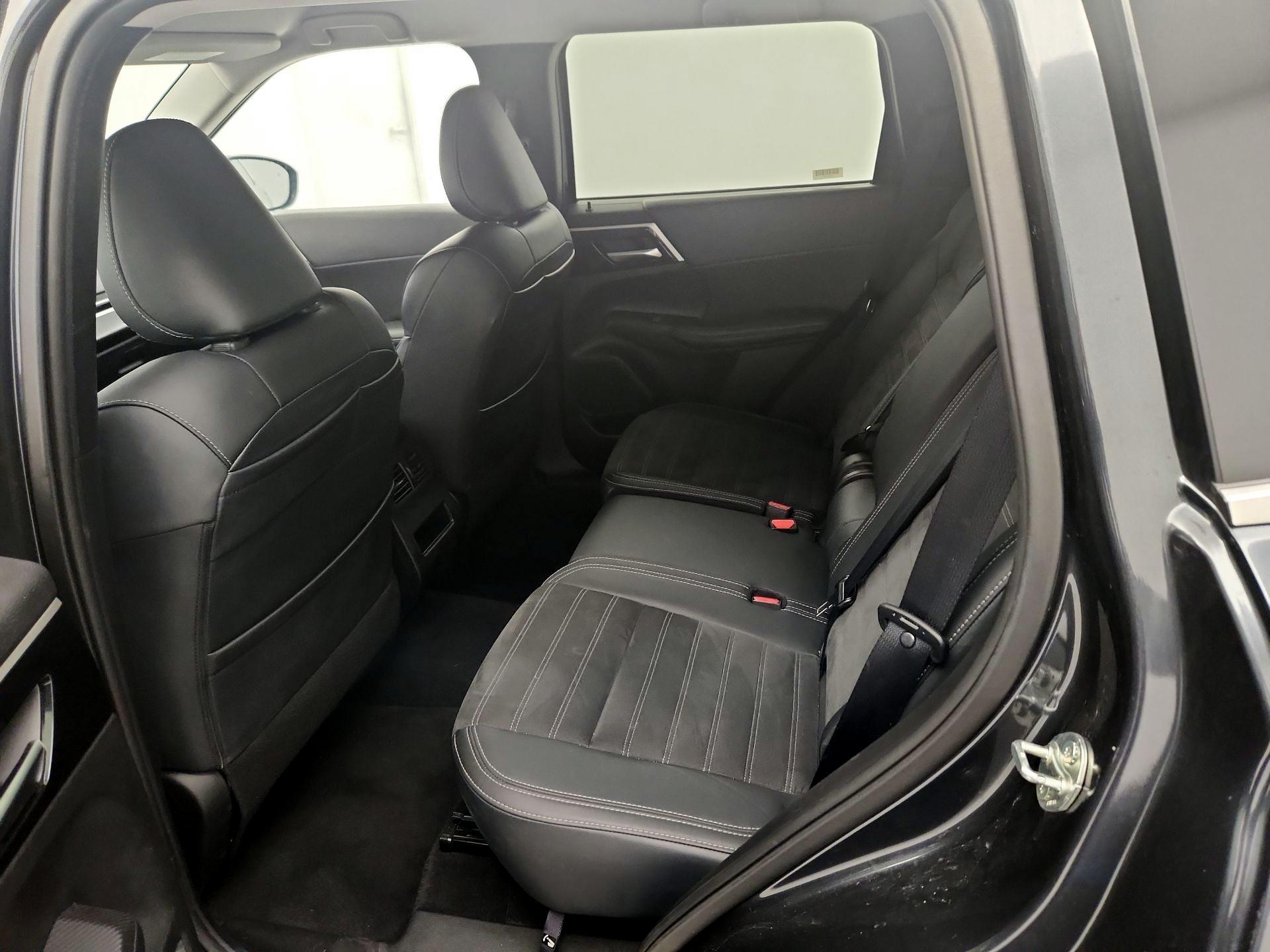 Thumbnail: 2024 Mitsubishi Outlander - 20