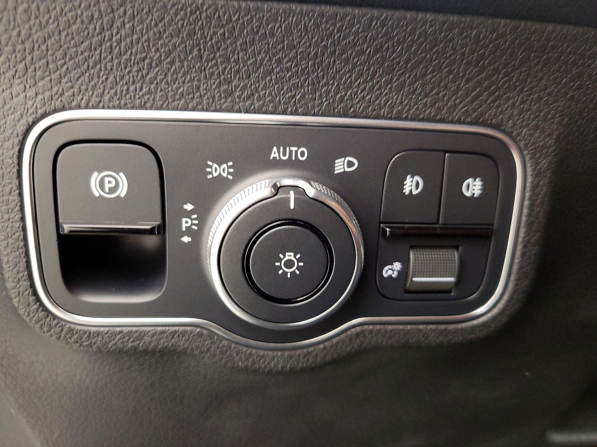 Thumbnail: 2023 Mercedes-Benz GLB - 13