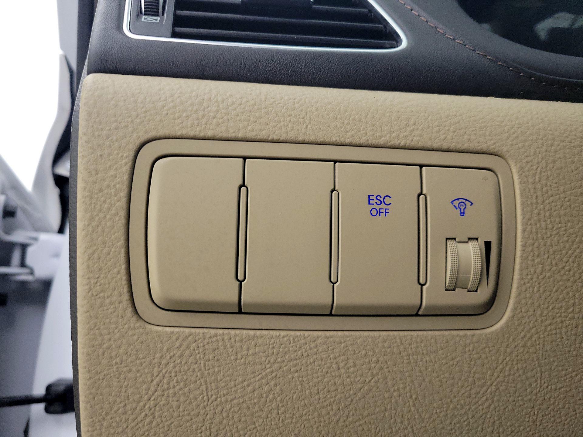 Thumbnail: 2014 Hyundai Genesis - 13