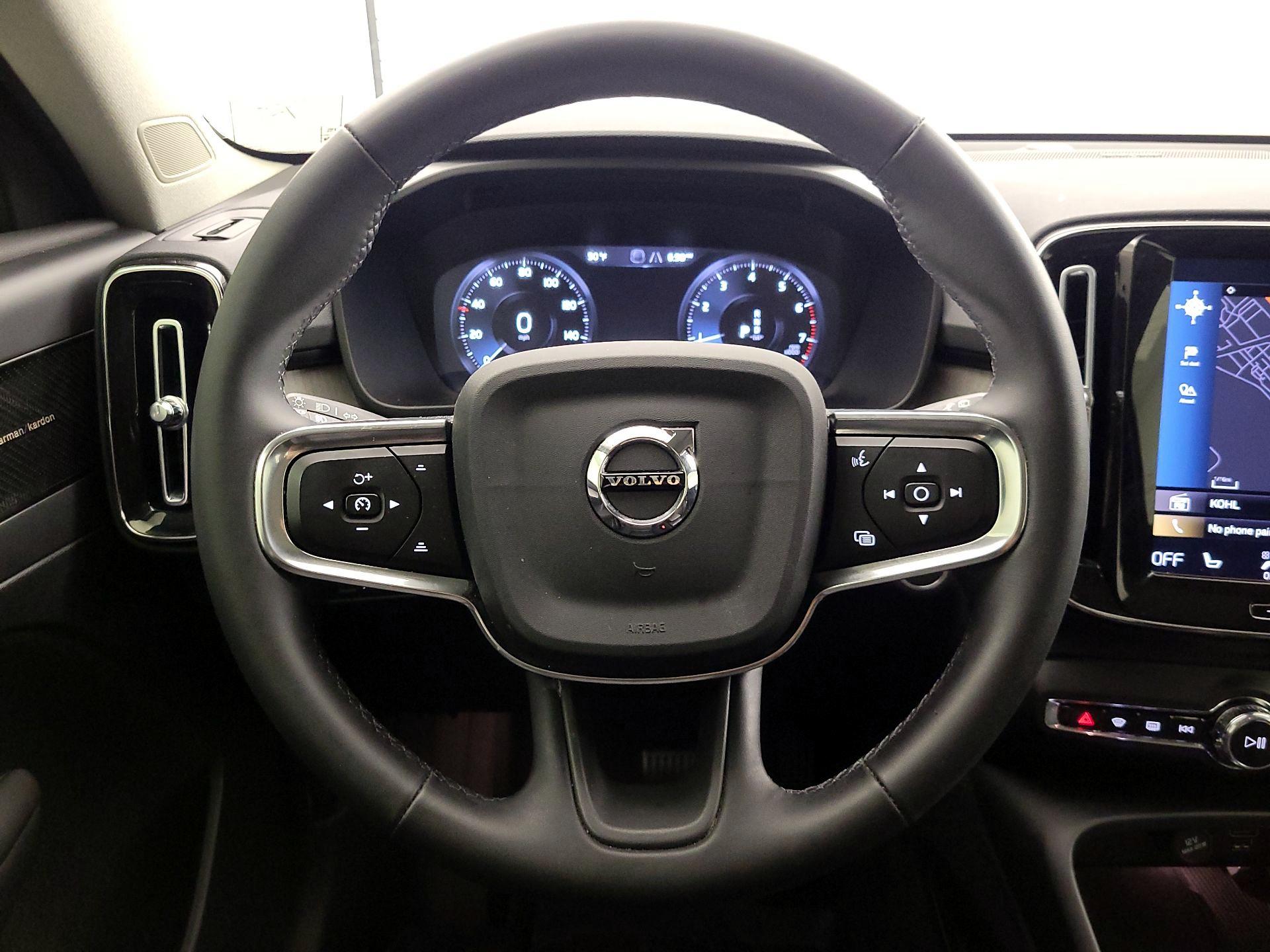 Thumbnail: 2022 Volvo XC40 - 10