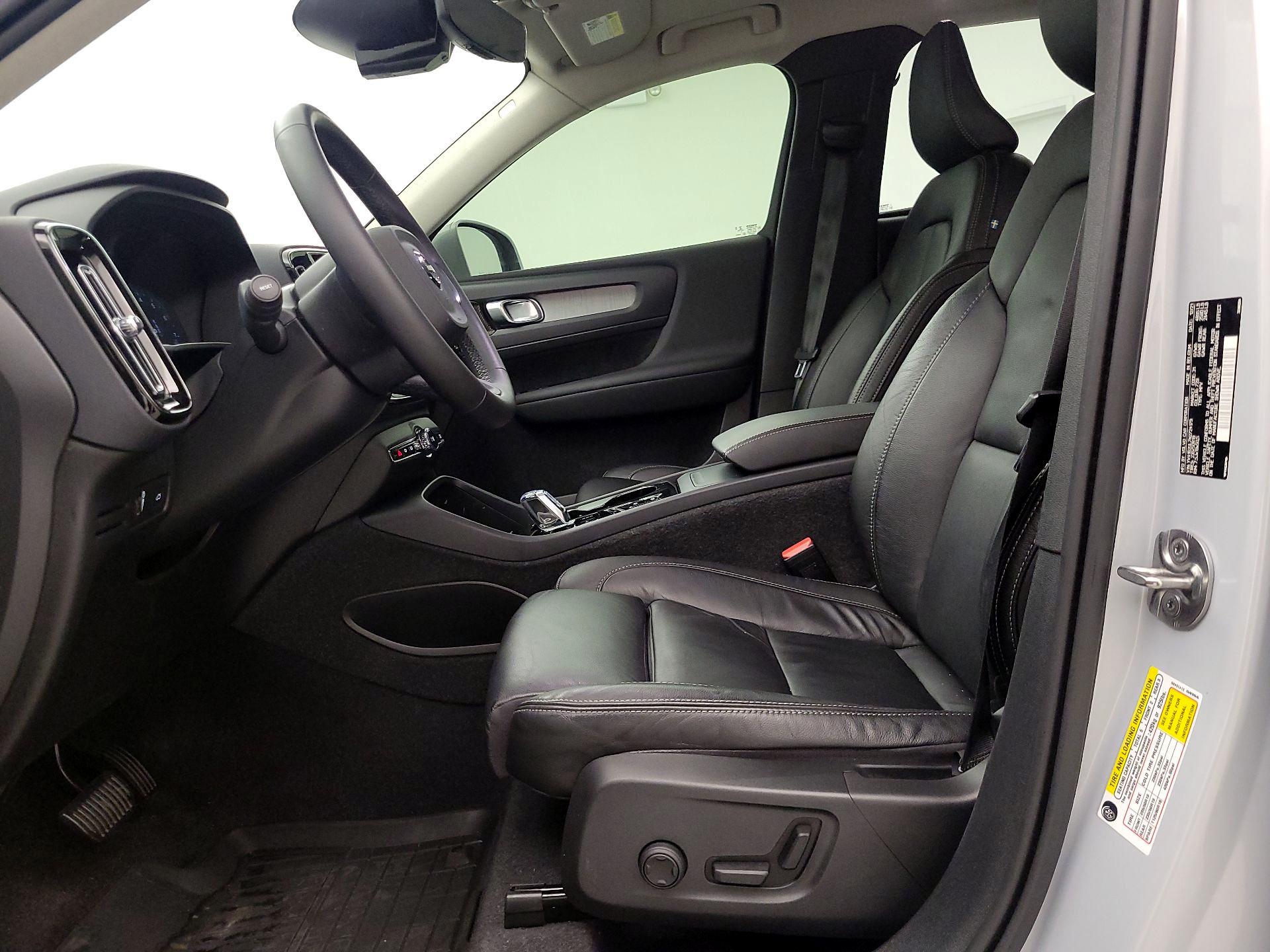 Thumbnail: 2022 Volvo XC40 - 11