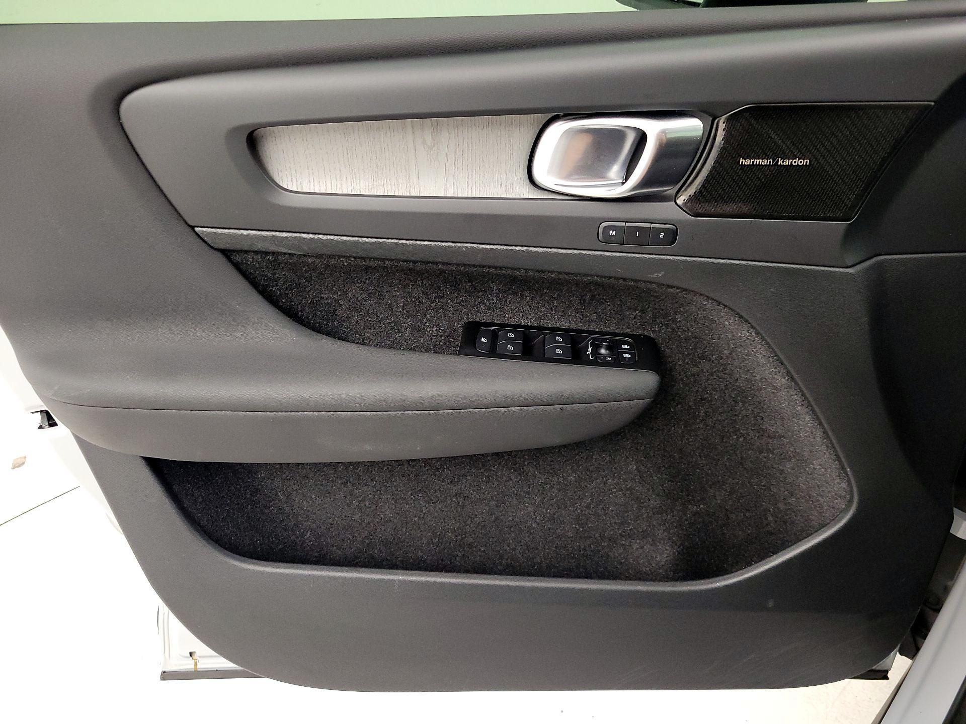 Thumbnail: 2022 Volvo XC40 - 12