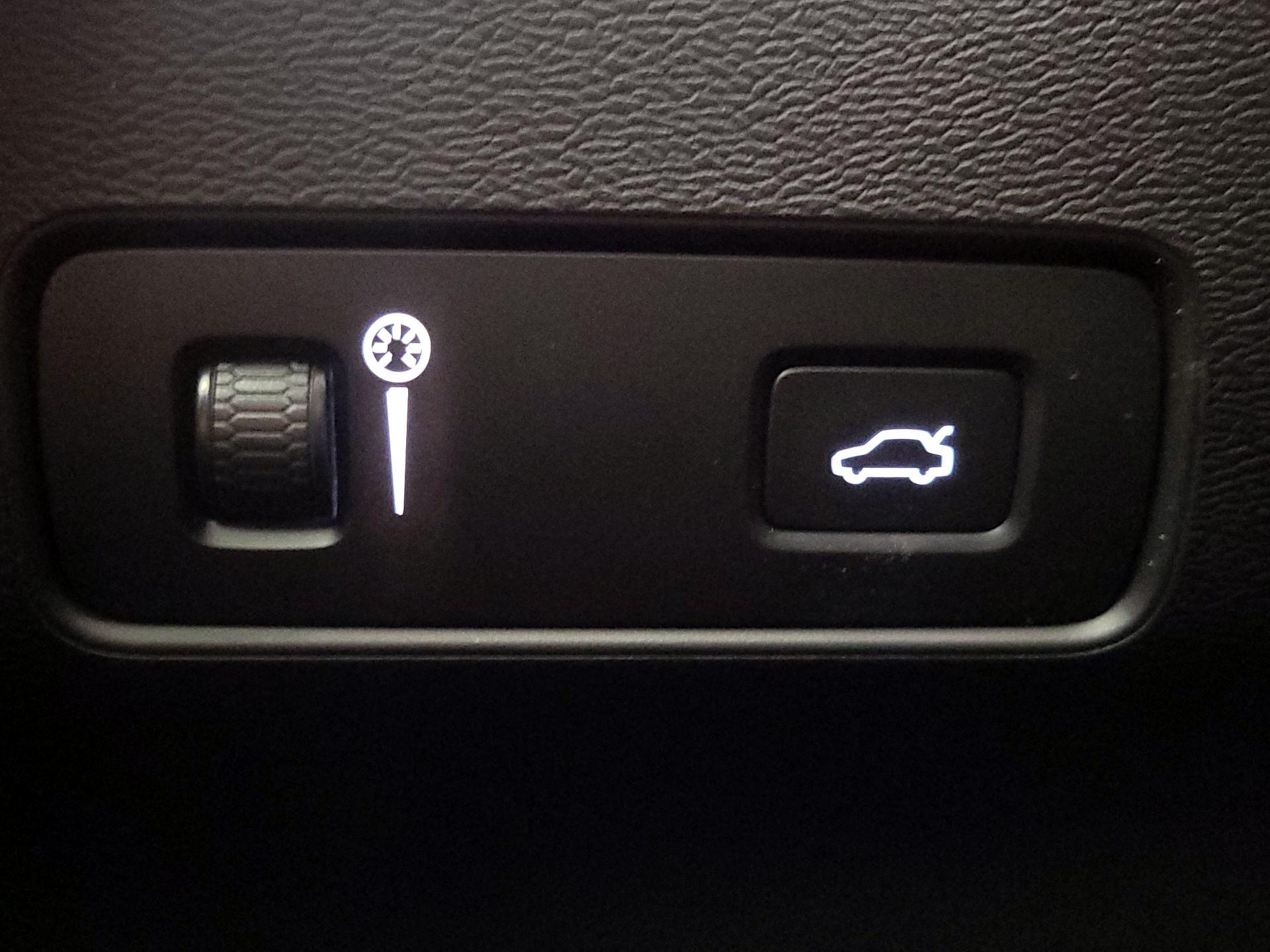 Thumbnail: 2022 Volvo XC40 - 13