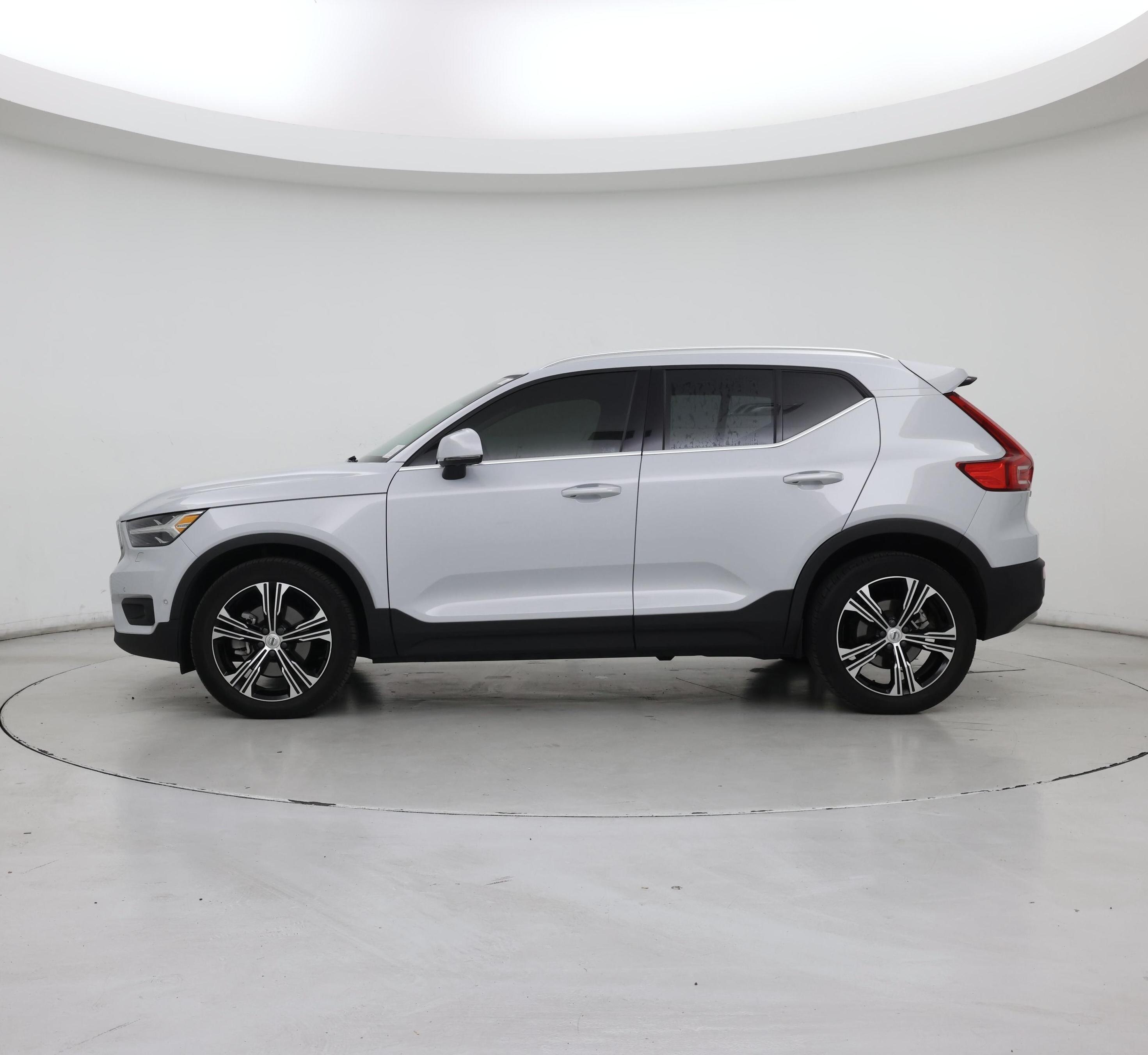 Thumbnail: 2022 Volvo XC40 - 3