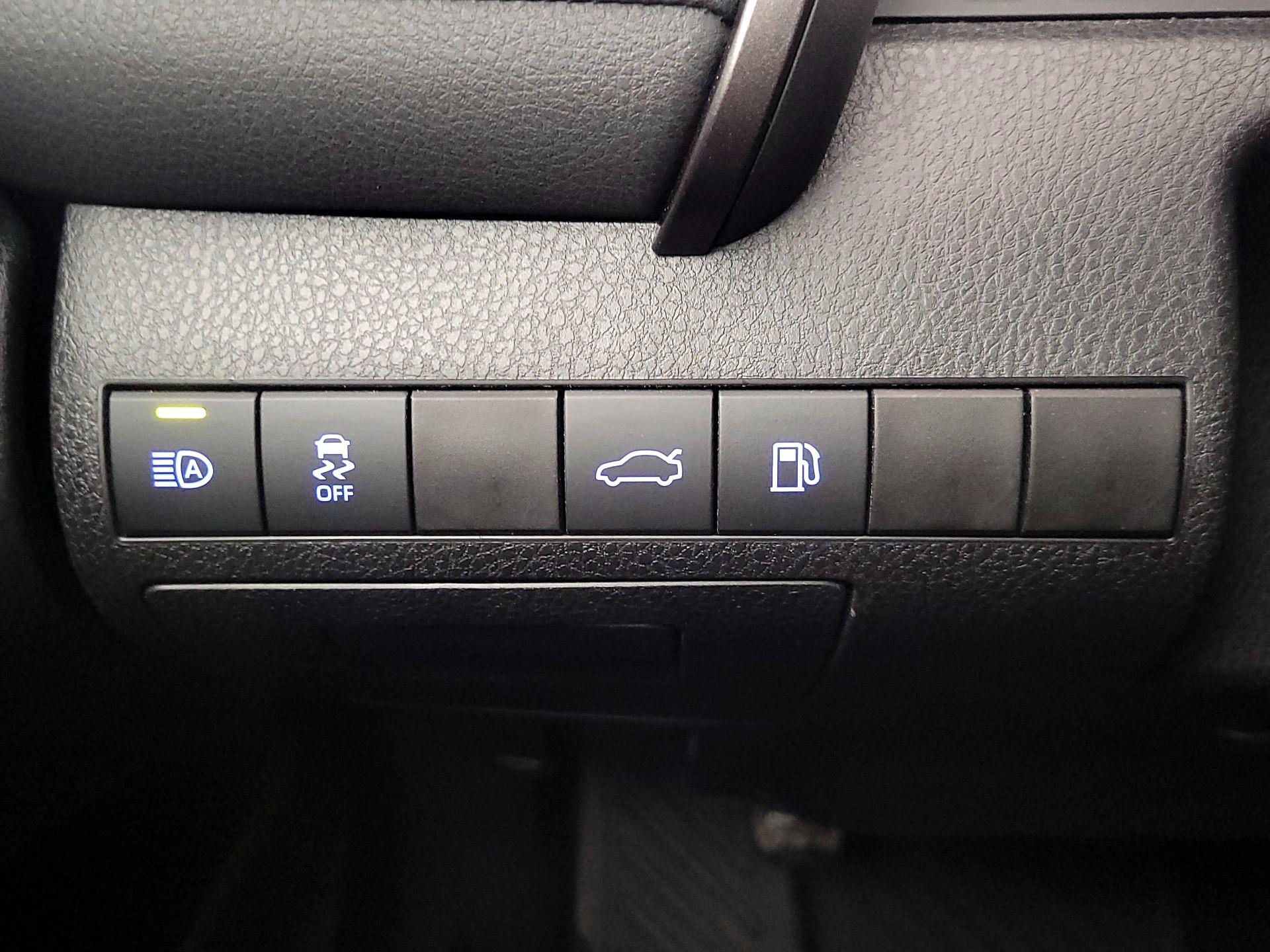 Thumbnail: 2018 Toyota Camry - 13