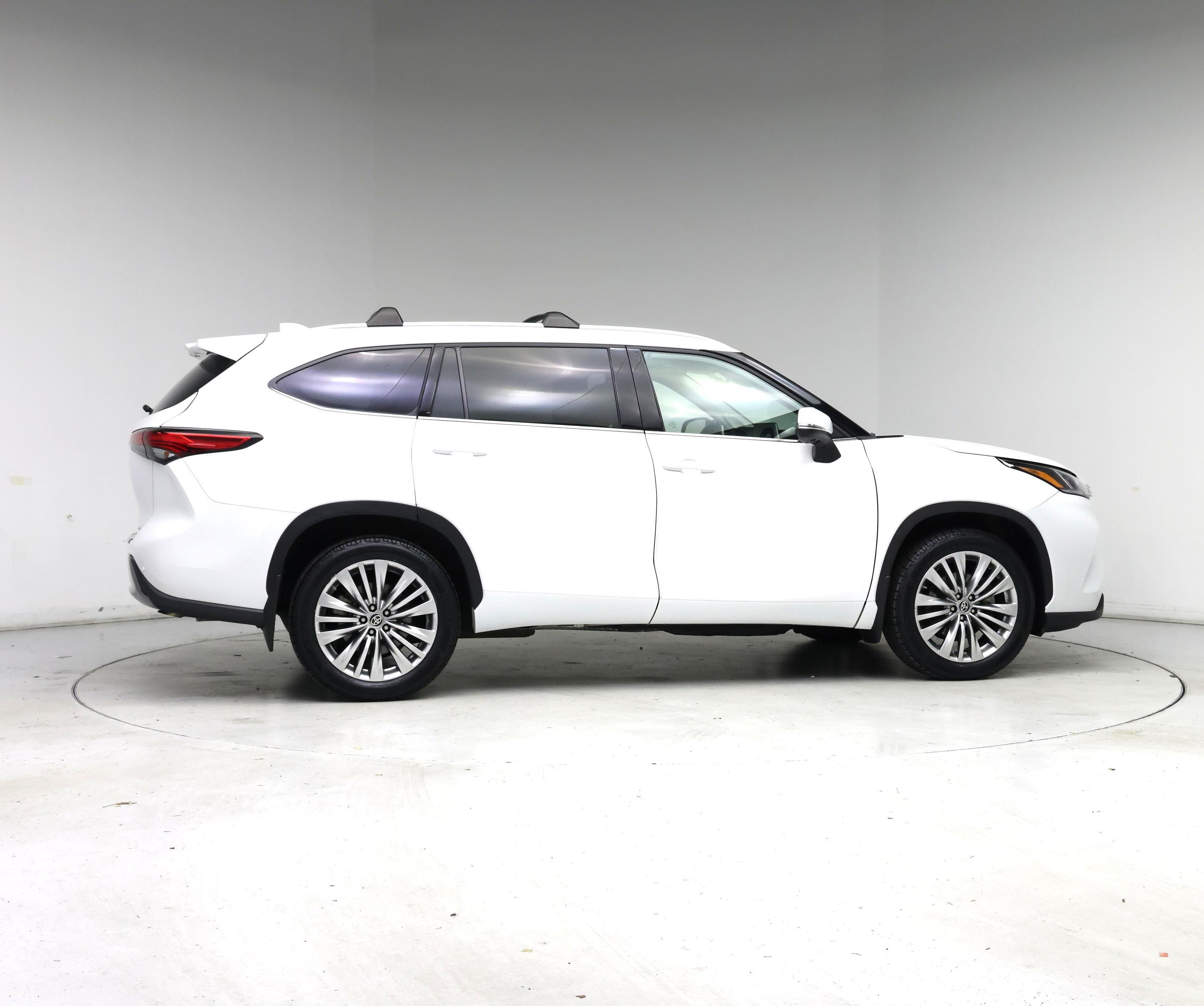 Thumbnail: 2023 Toyota Highlander - 7