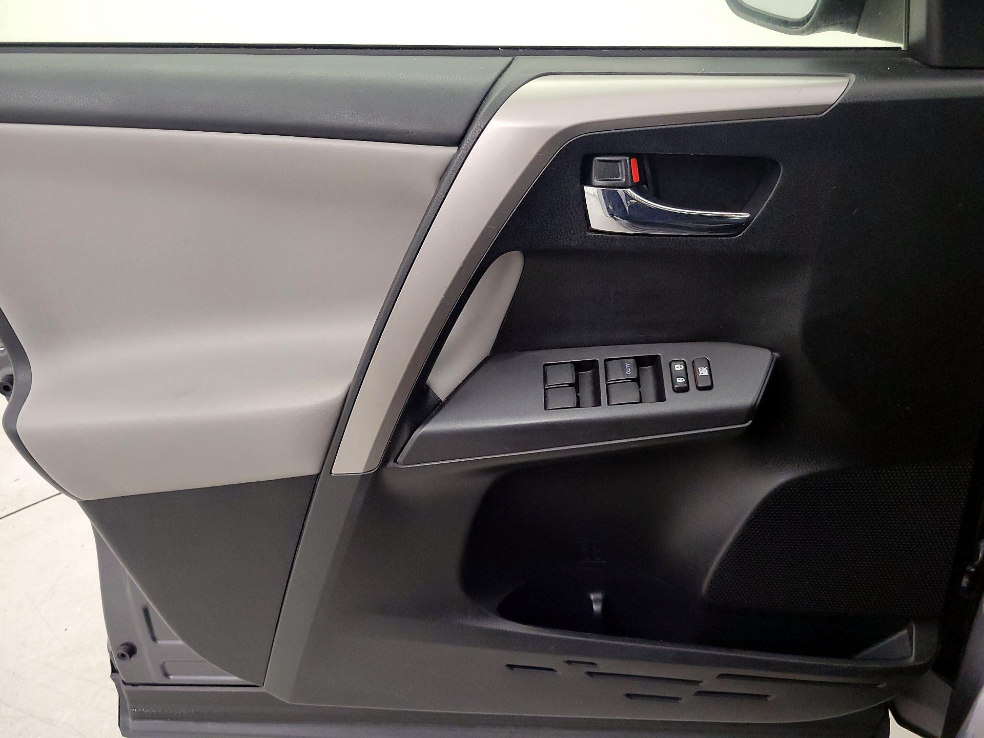 Thumbnail: 2018 Toyota RAV4 - 12