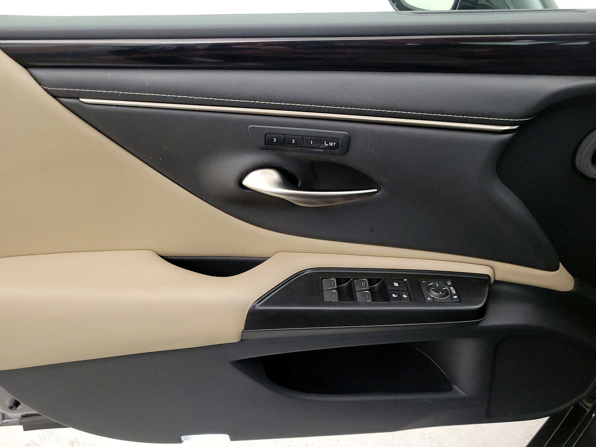 Thumbnail: 2021 Lexus ES - 12