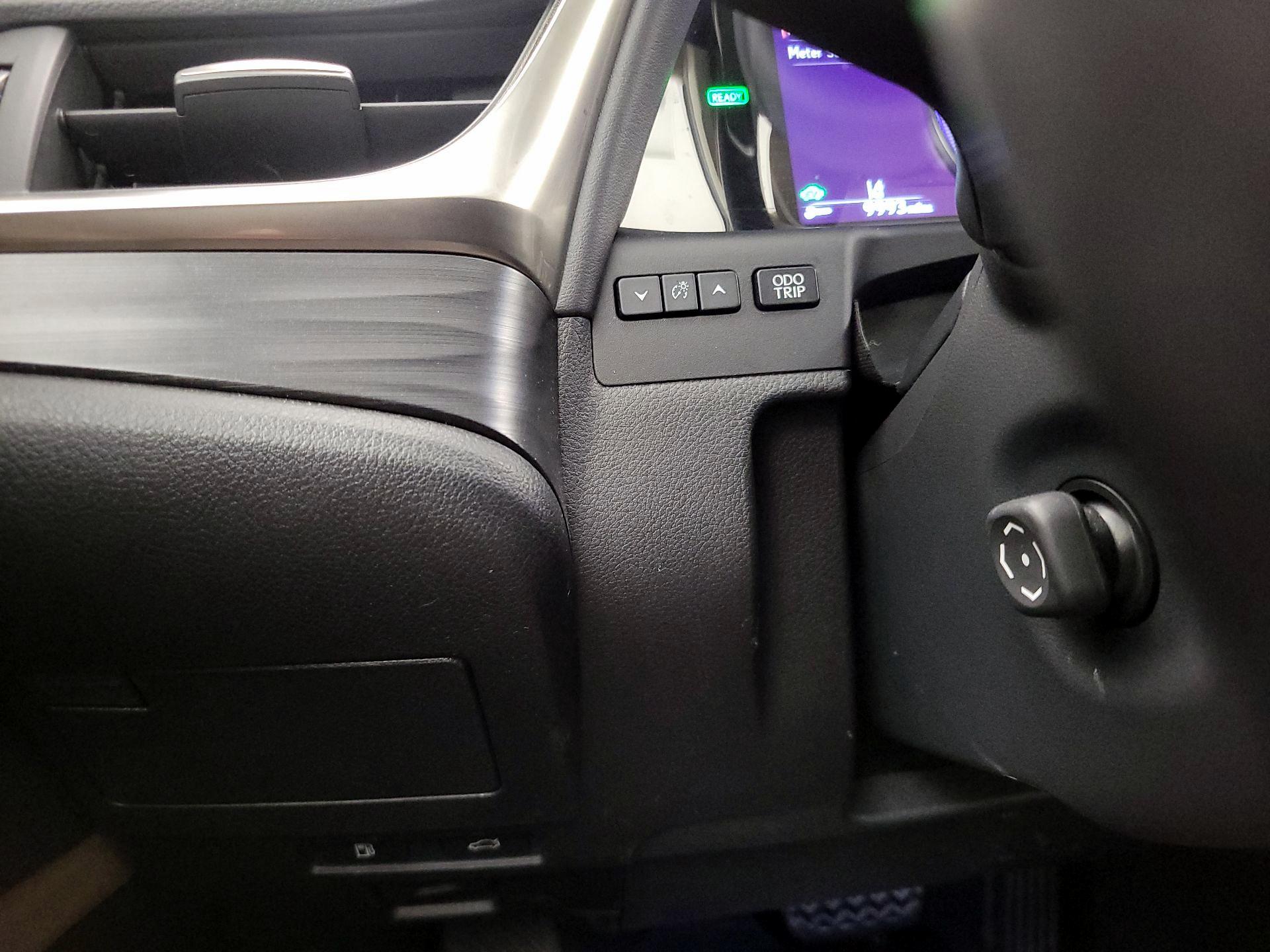 Thumbnail: 2021 Lexus ES - 13