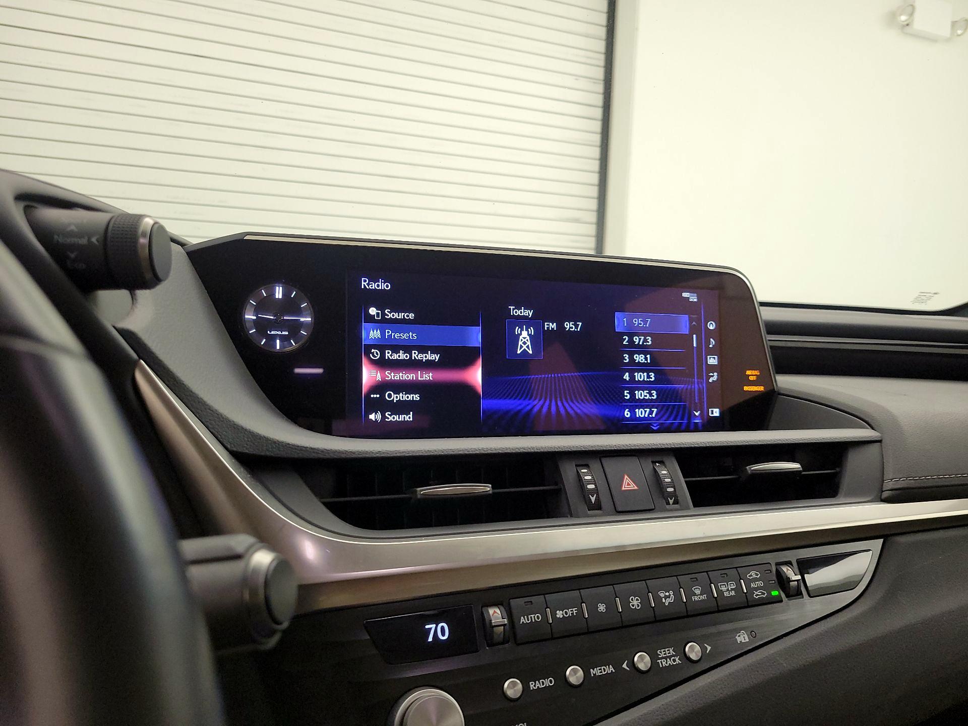 Thumbnail: 2021 Lexus ES - 16