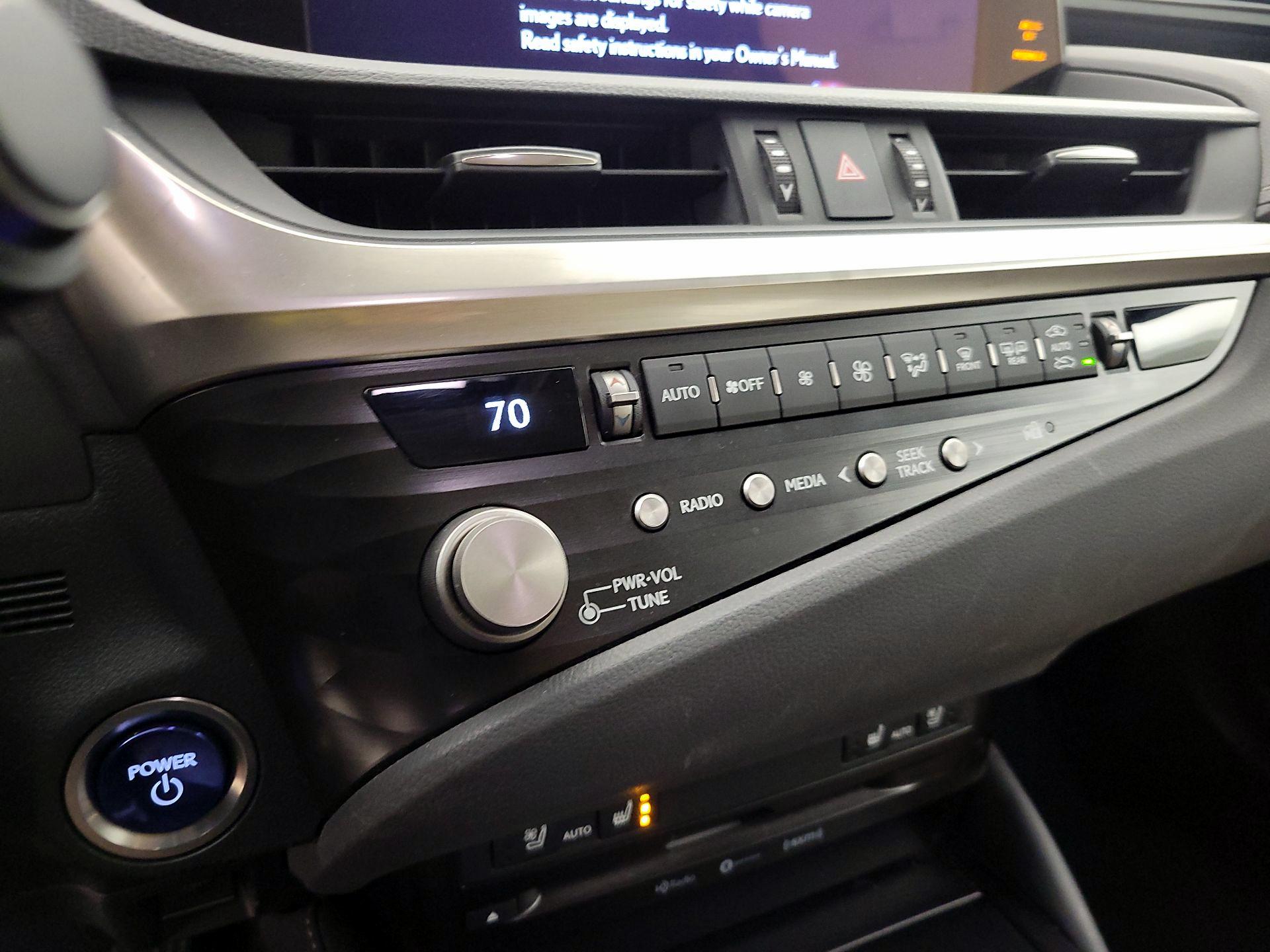 Thumbnail: 2021 Lexus ES - 17