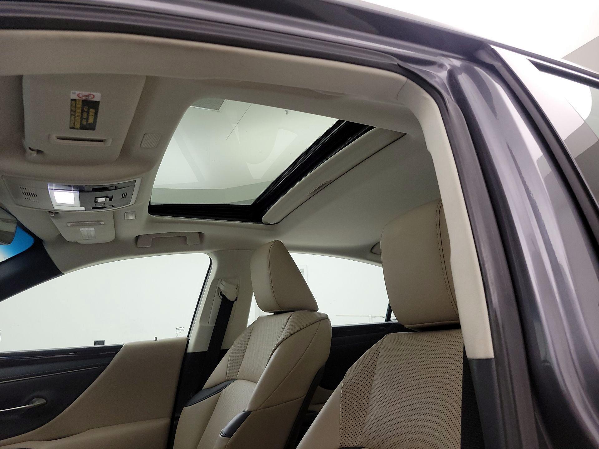 Thumbnail: 2021 Lexus ES - 20