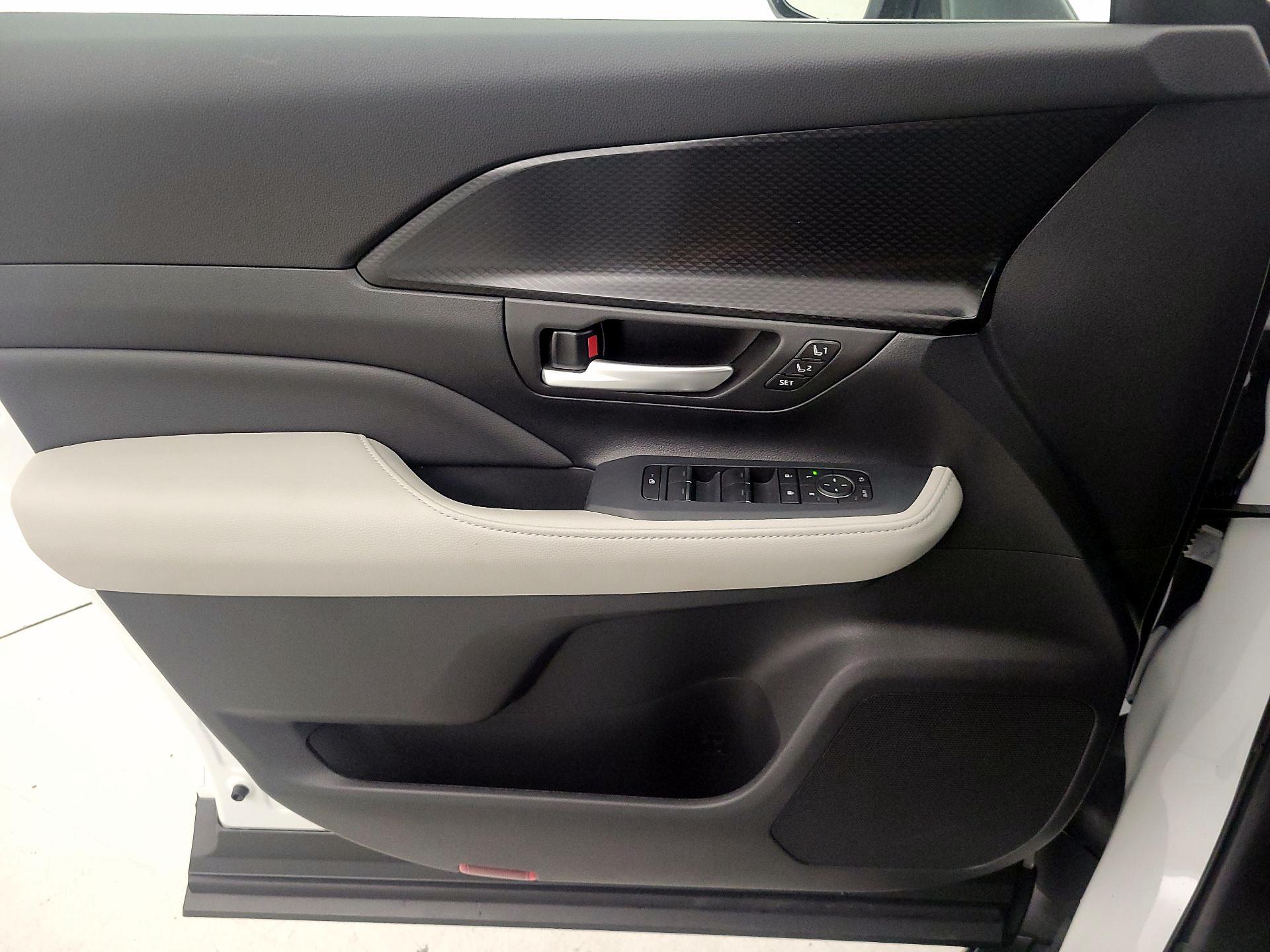 Thumbnail: 2025 Toyota Highlander - 12