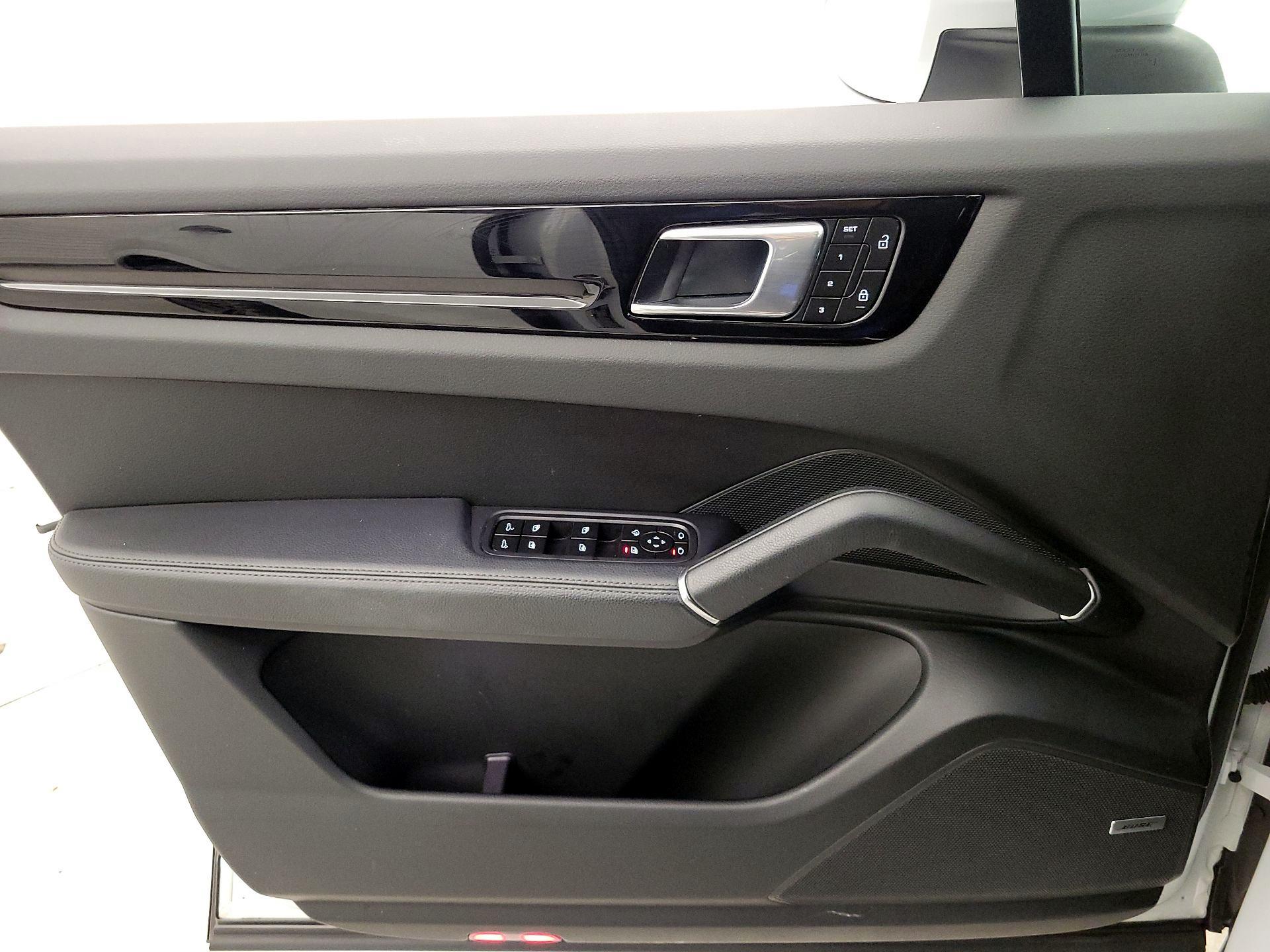 Thumbnail: 2022 Porsche Cayenne - 12